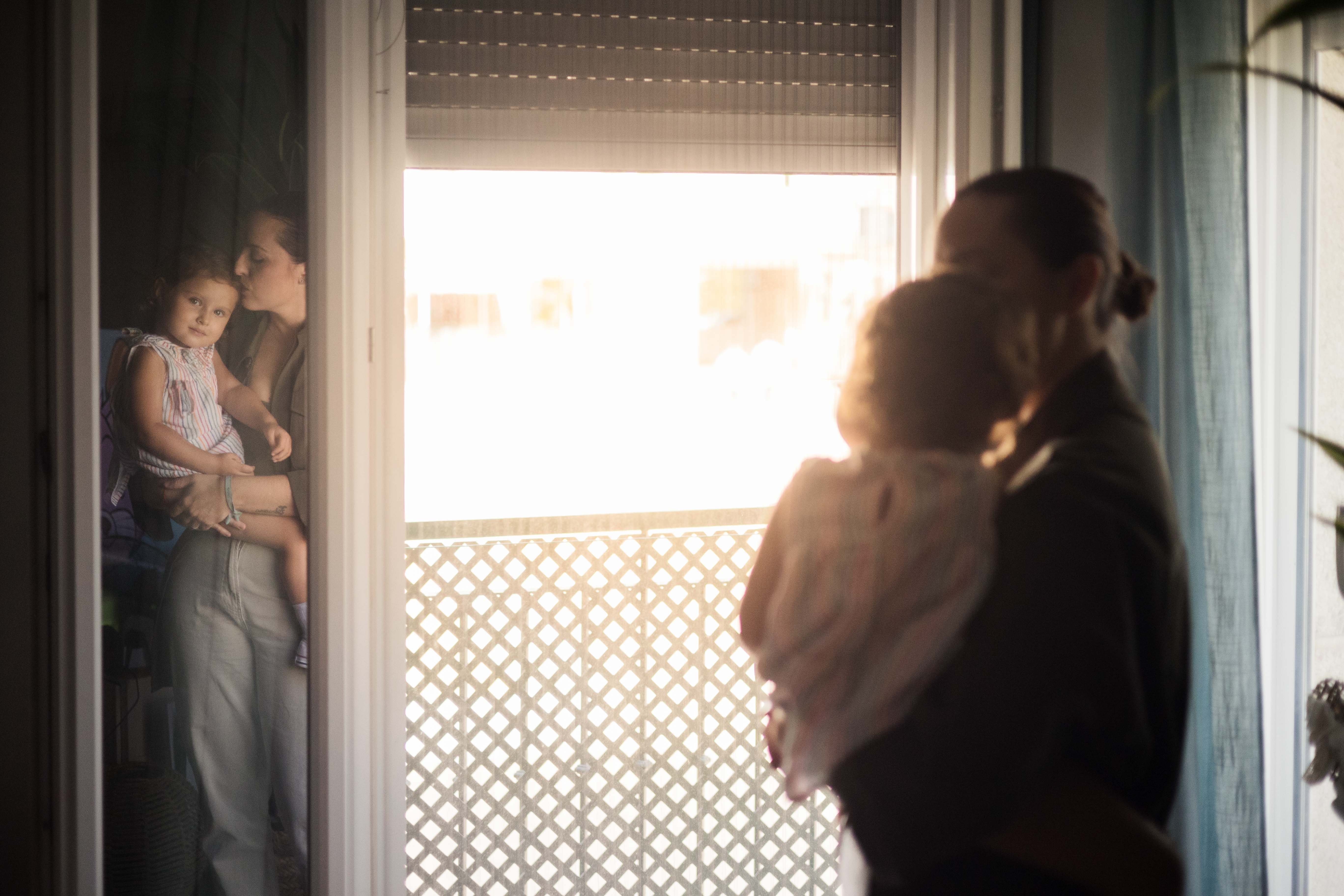 Valentina, la pequeña jerezana que padece fibrodisplasia osificante progresiva, con su madre, Tamara Romero.
