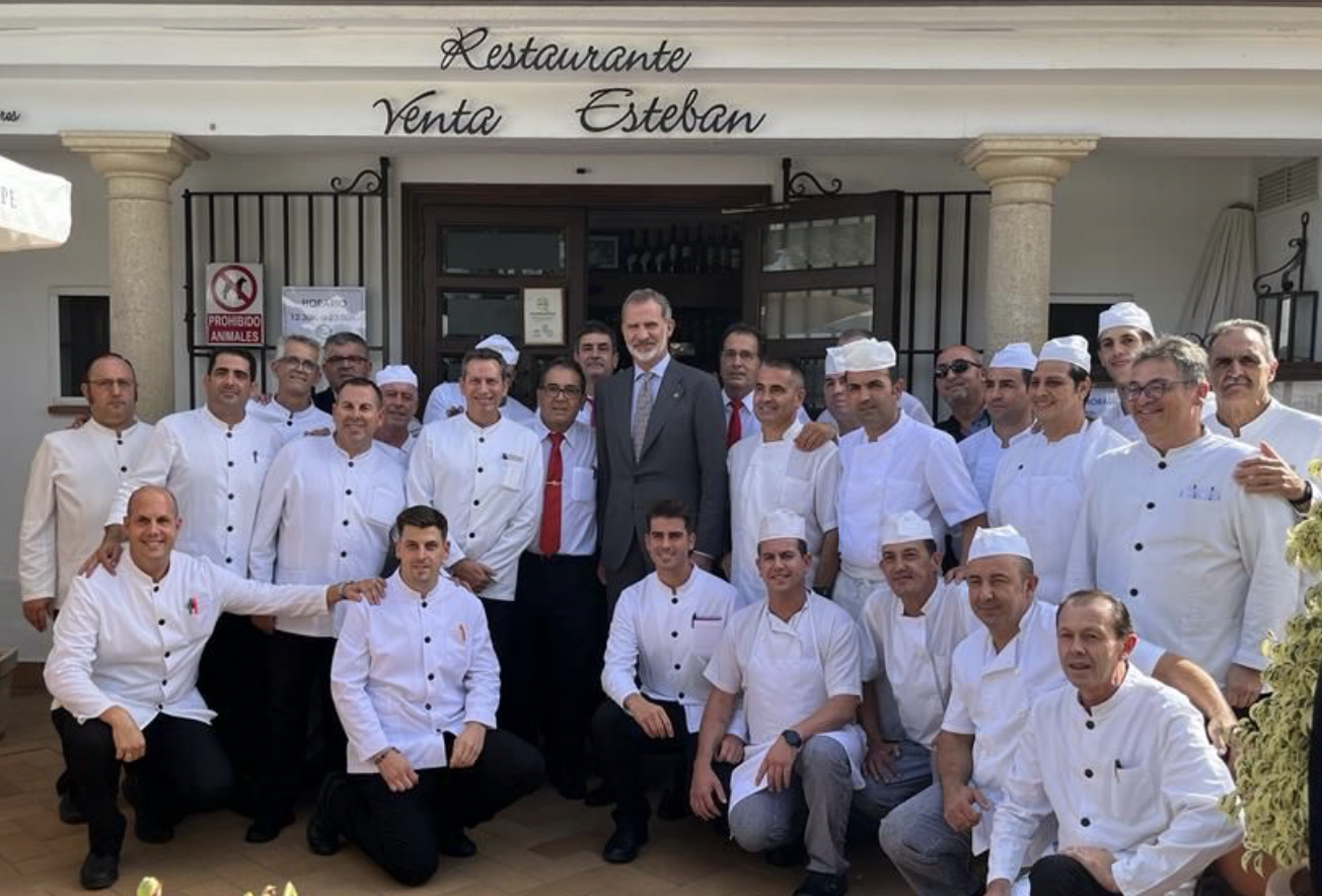"Esperamos que su paso por el restaurante haya sido grato y satisfactorio", han celebrado desde el conocido restaurante jerezano, cuya plantilla se ha fotografiado junto al monarca. "Esperamos que su paso por el restaurante haya sido grato y satisfactorio", han celebrado desde el conocido restaurante jerezano, cuya plantilla se ha fotografiado junto al monarca.