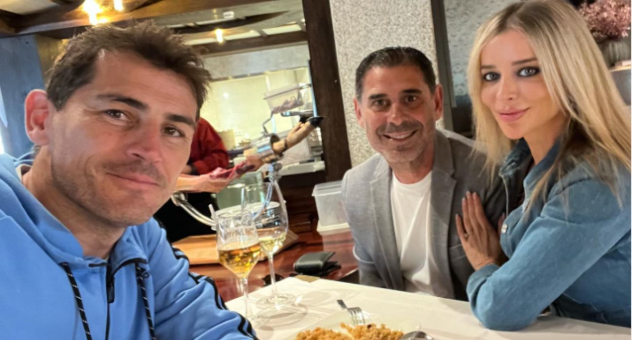 Iker Casillas, junto a Fernando Hierro y la pareja del que fuera seleccionador español. Iker Casillas, junto a Fernando Hierro y la pareja del que fuera seleccionador español.