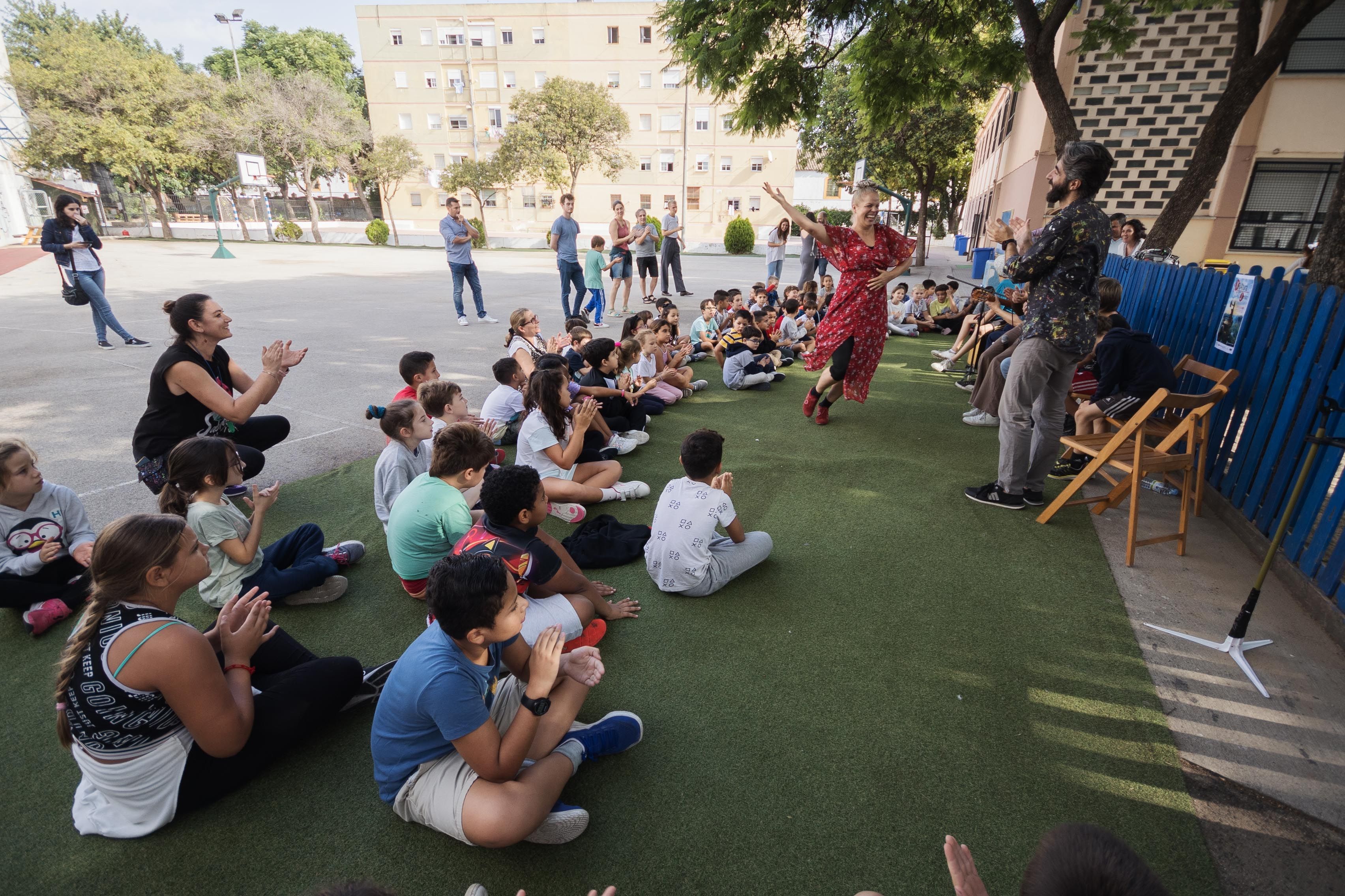 Kirstine baila al compás de las palmas en el colegio.