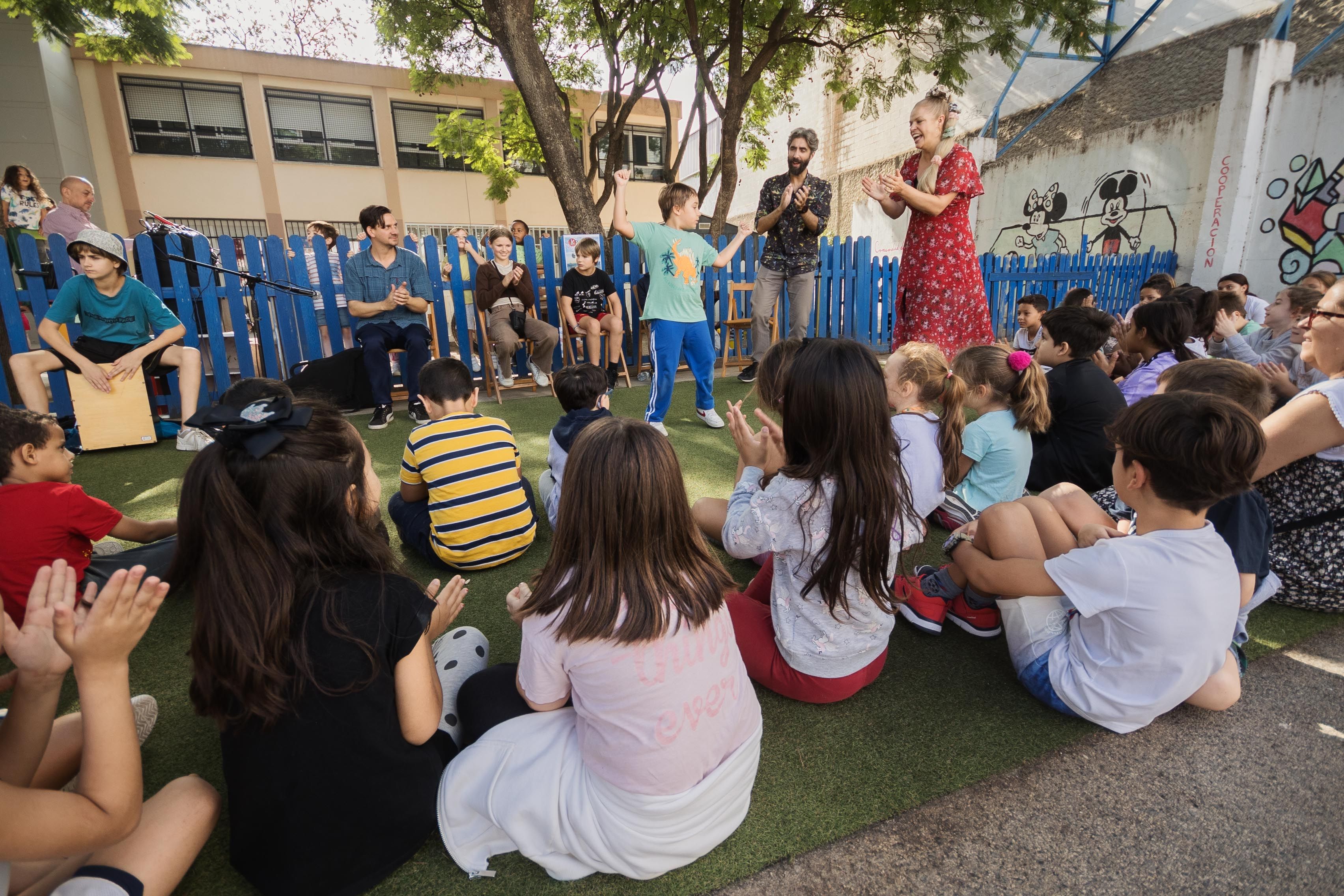 Un momento del baile en el CEIP Luis Vives.