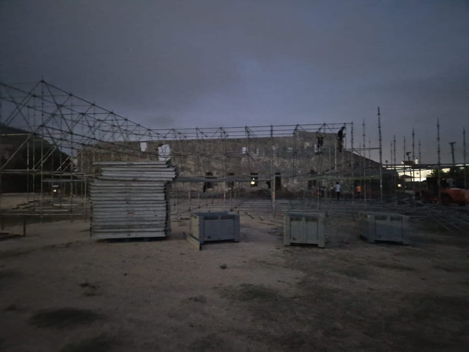 Escenario de Zahara Indie, a medio montar este pasado miércoles, en una imagen que la organización ha subido a redes sociales. El festival ha sido cancelado a menos de 48 horas de arrancar.