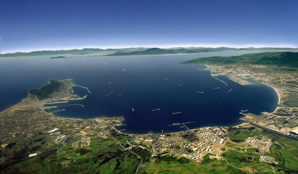 La Bahía de Algeciras, donde se desarrollará, en San Roque, parte del proyecto del Valle Andaluz del Hidrógeno Verde impulsado por Cepsa (Moeve).