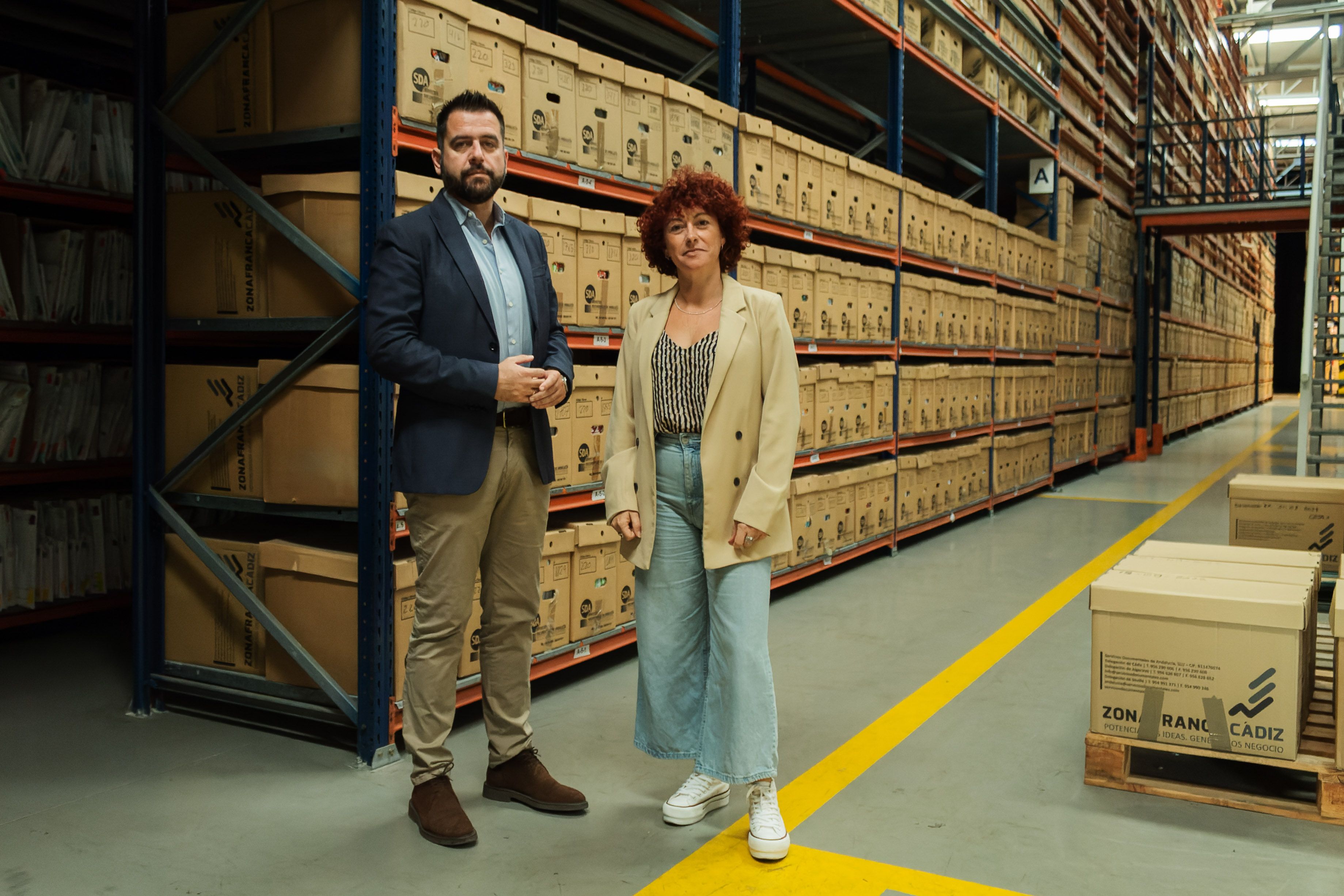 El delegado del Estado de Zona Franca junto a la responsable del centro.