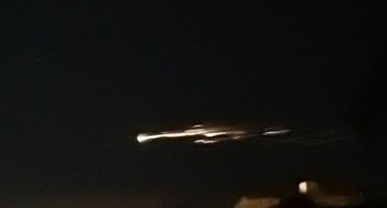 Una imagen del meteorito que ha recorrido el cielo de Andalucía. @KIKETUITE Una imagen del meteorito que ha recorrido el cielo de Andalucía. @KIKETUITE