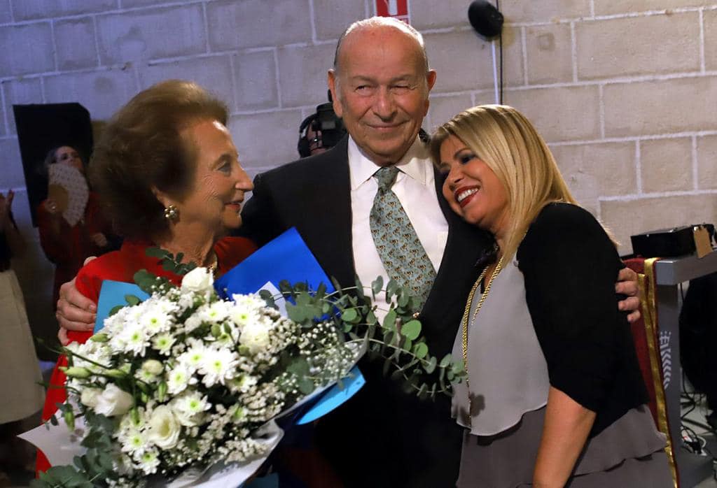 Álvaro Domecq junto a su mujer y Mamen Sánchez