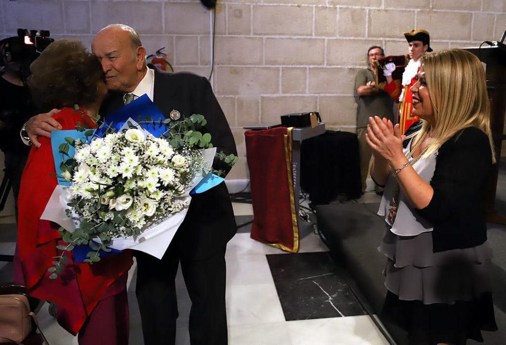 Álvaro Domecq, visiblemente emocionado, sostiene un ramo de flores