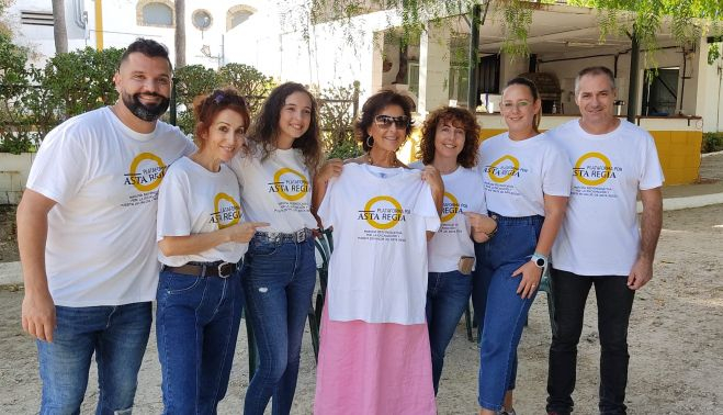María José Santiago, junto a varios miembros de la plataforma.