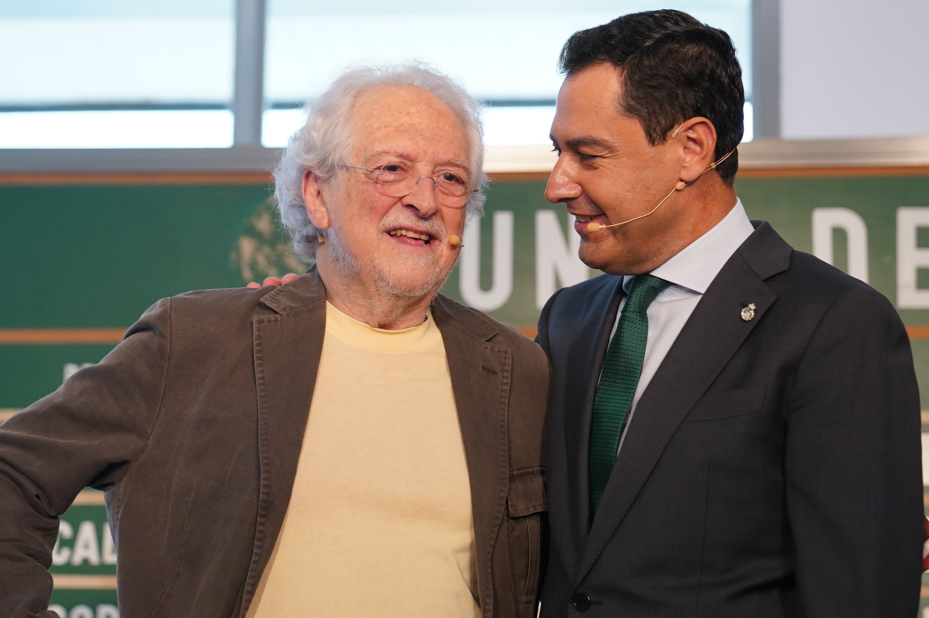 Juanma Moreno y Alejandro Rojas Marcos durante el acto.