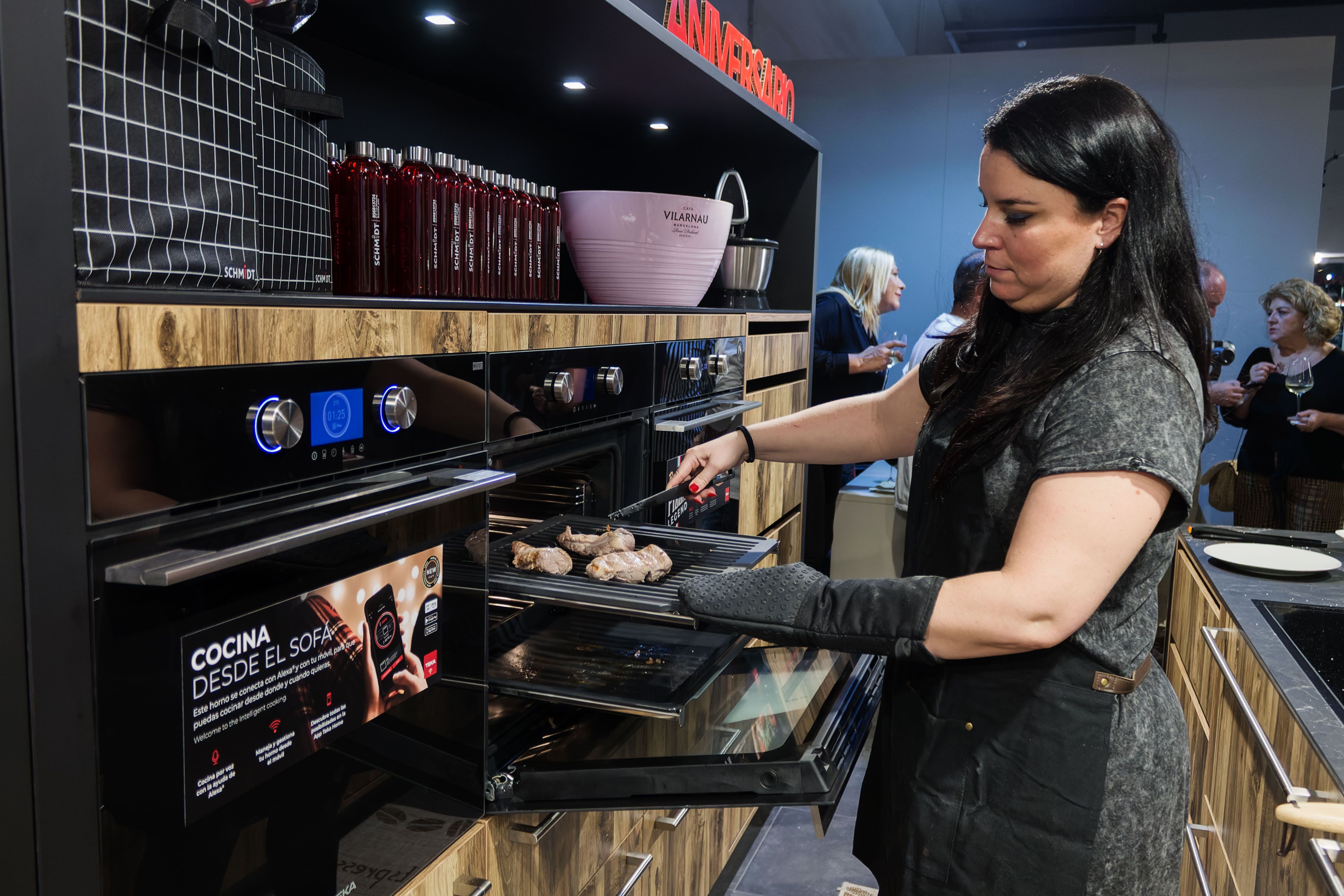 La cocinera preparando diferentes platos usando los nuevos hornos.    CANDELA NÚÑEZ