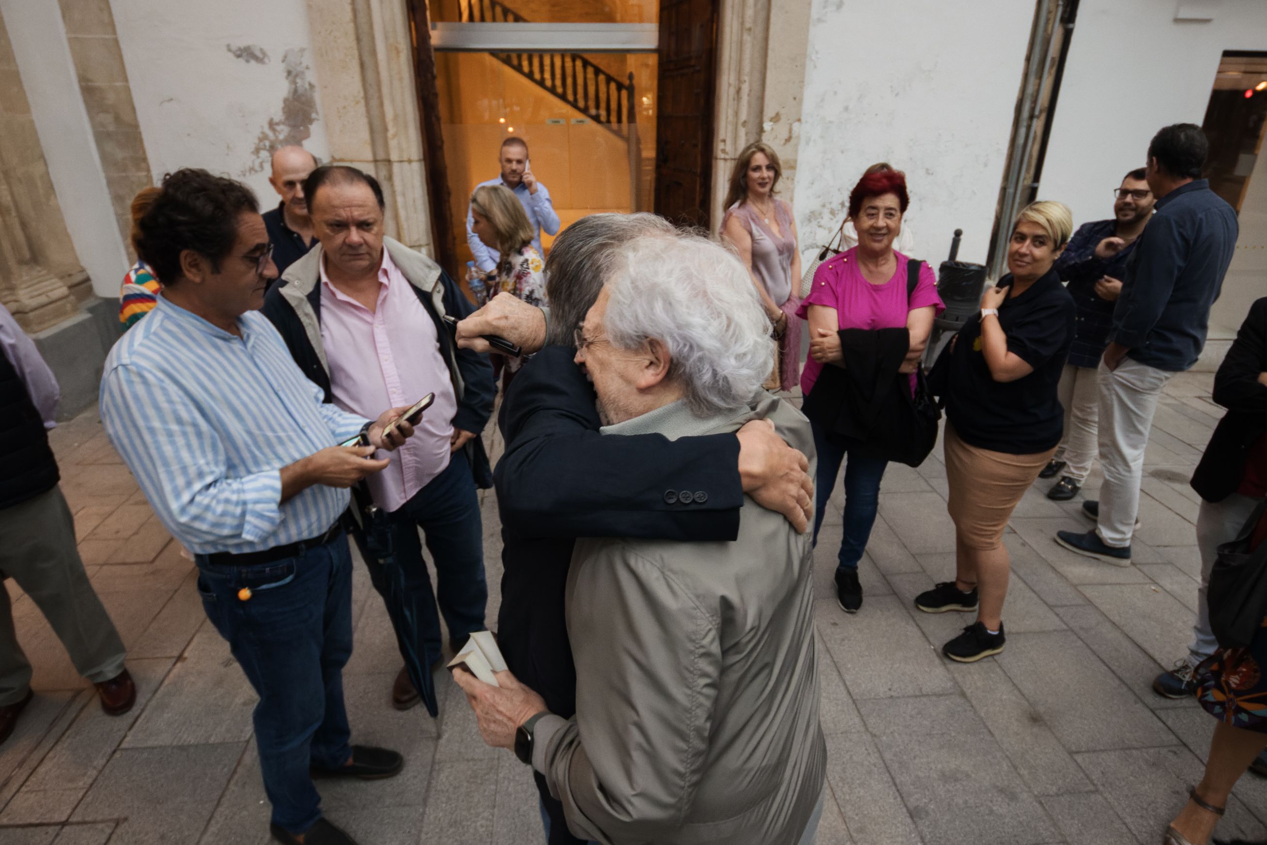 Abrazo entre Pedro Pacheco y Alejandro Rojas Marcos, este pasado jueves en Jerez.