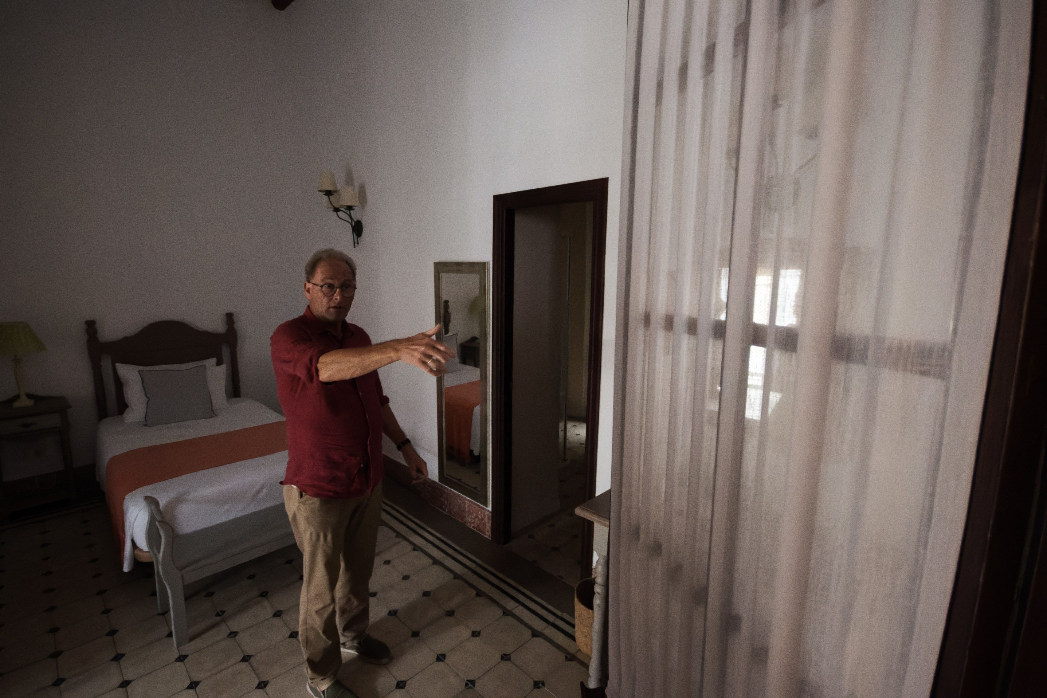 El inglés recorre la casa donde se aloja junto a los huéspedes.