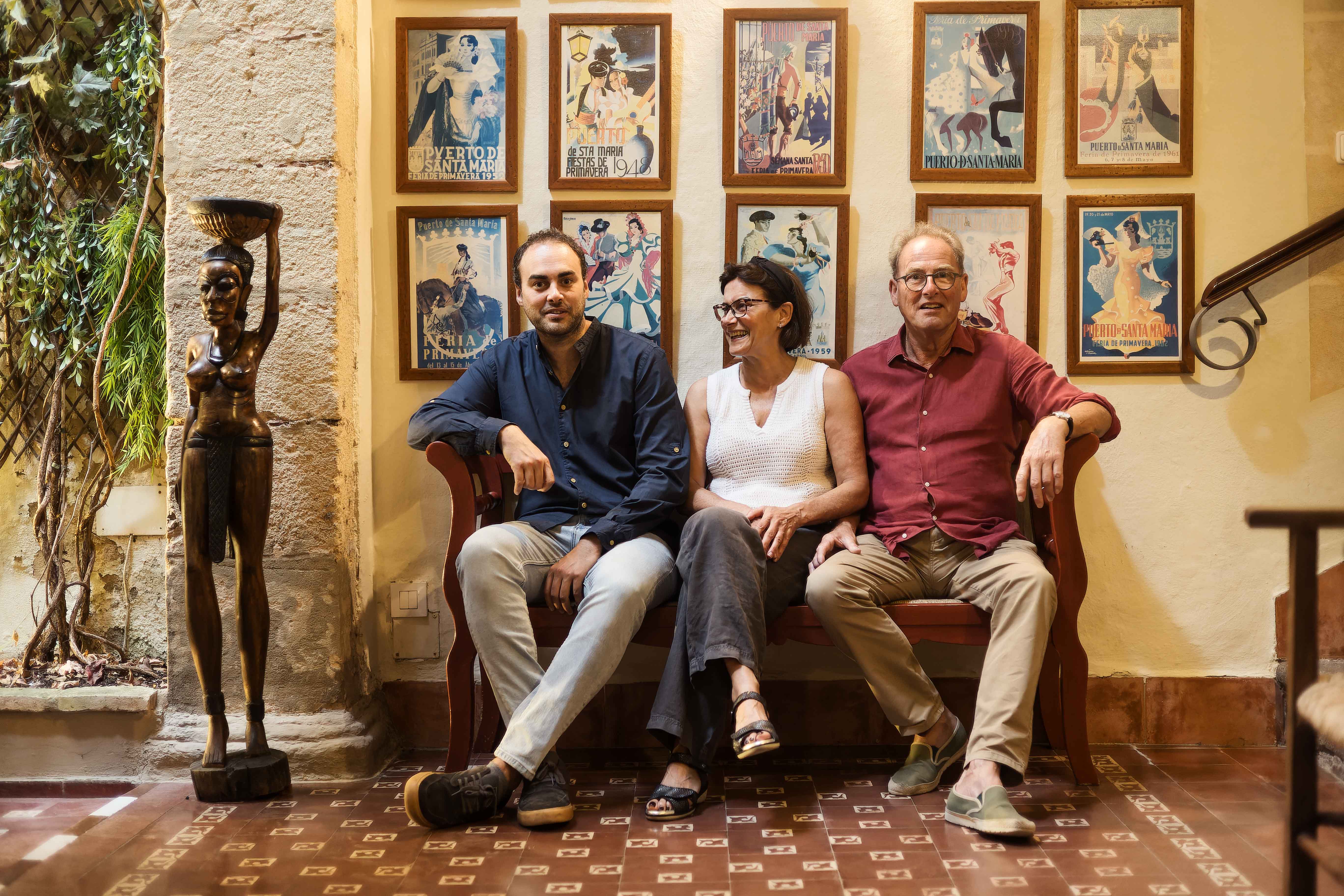 Alan Luis, Penny y Alan en el patio de la casa histórica.