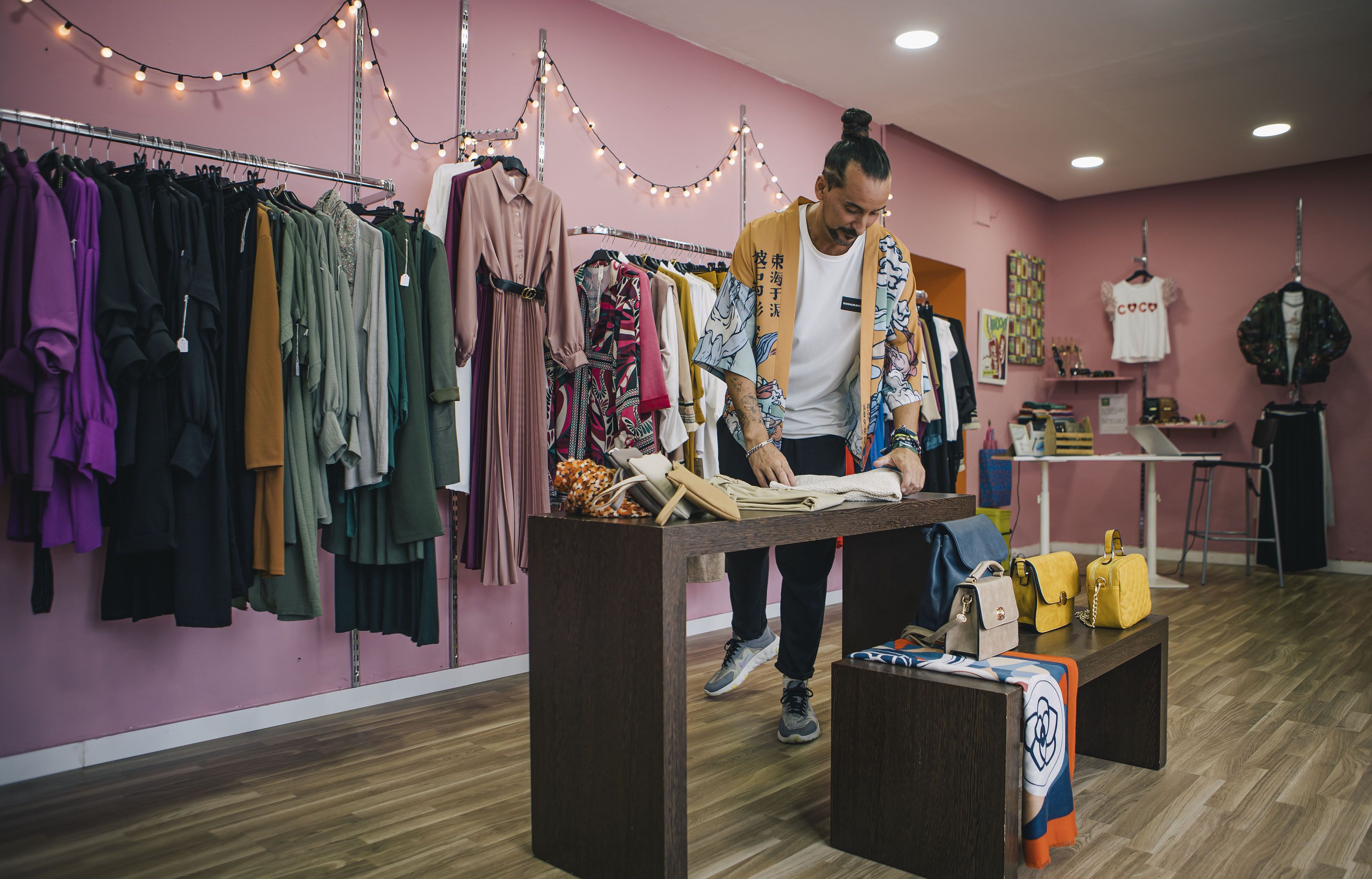 El madrileño Marcos ordena los artículos de la tienda.