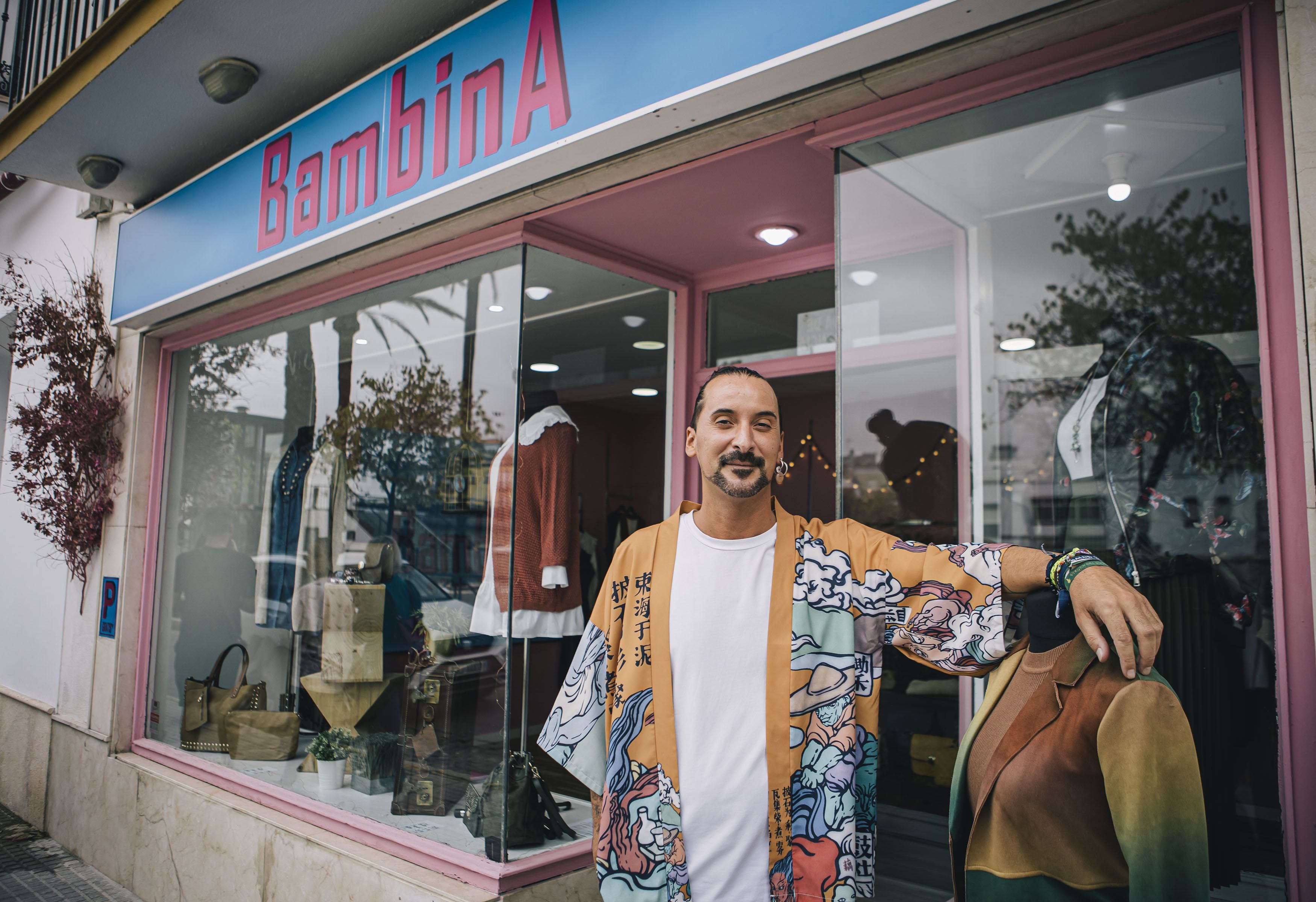 Marcos en la entrada de la tienda ubicada en la Alameda del Río.
