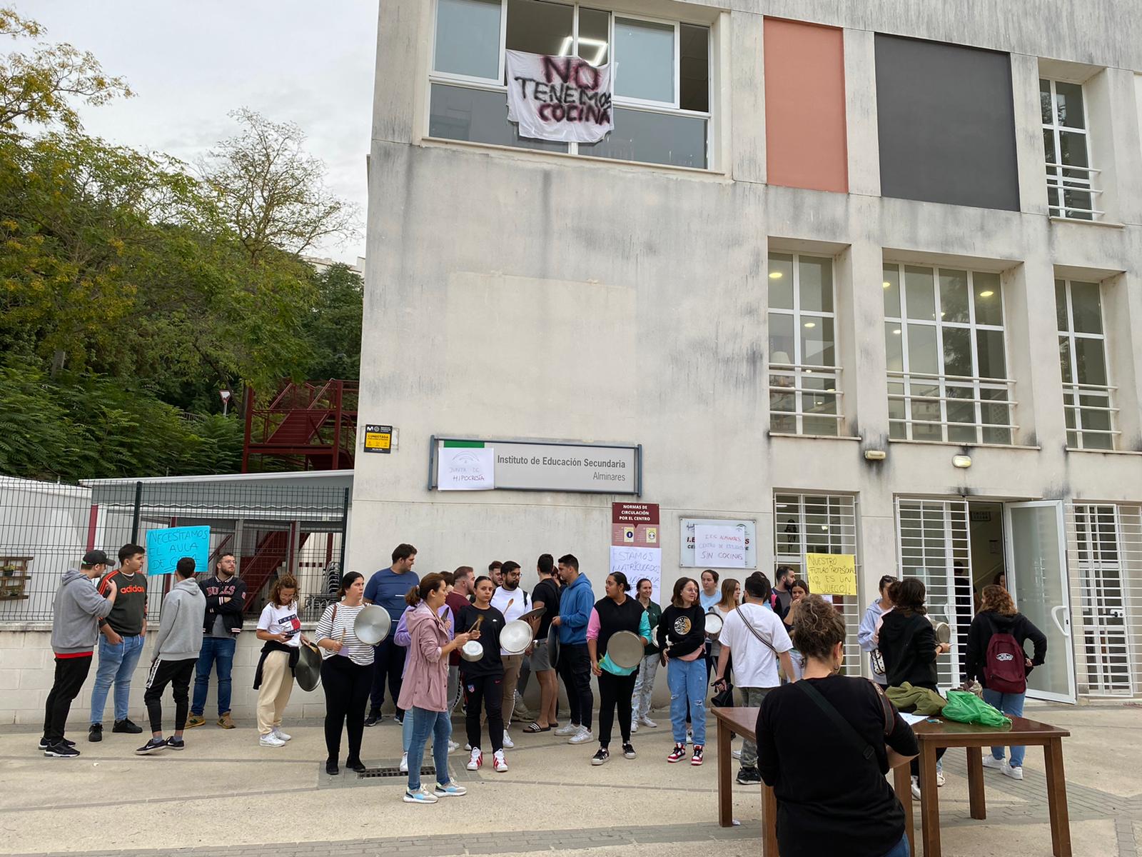 Concentración a las puertas del instituto.