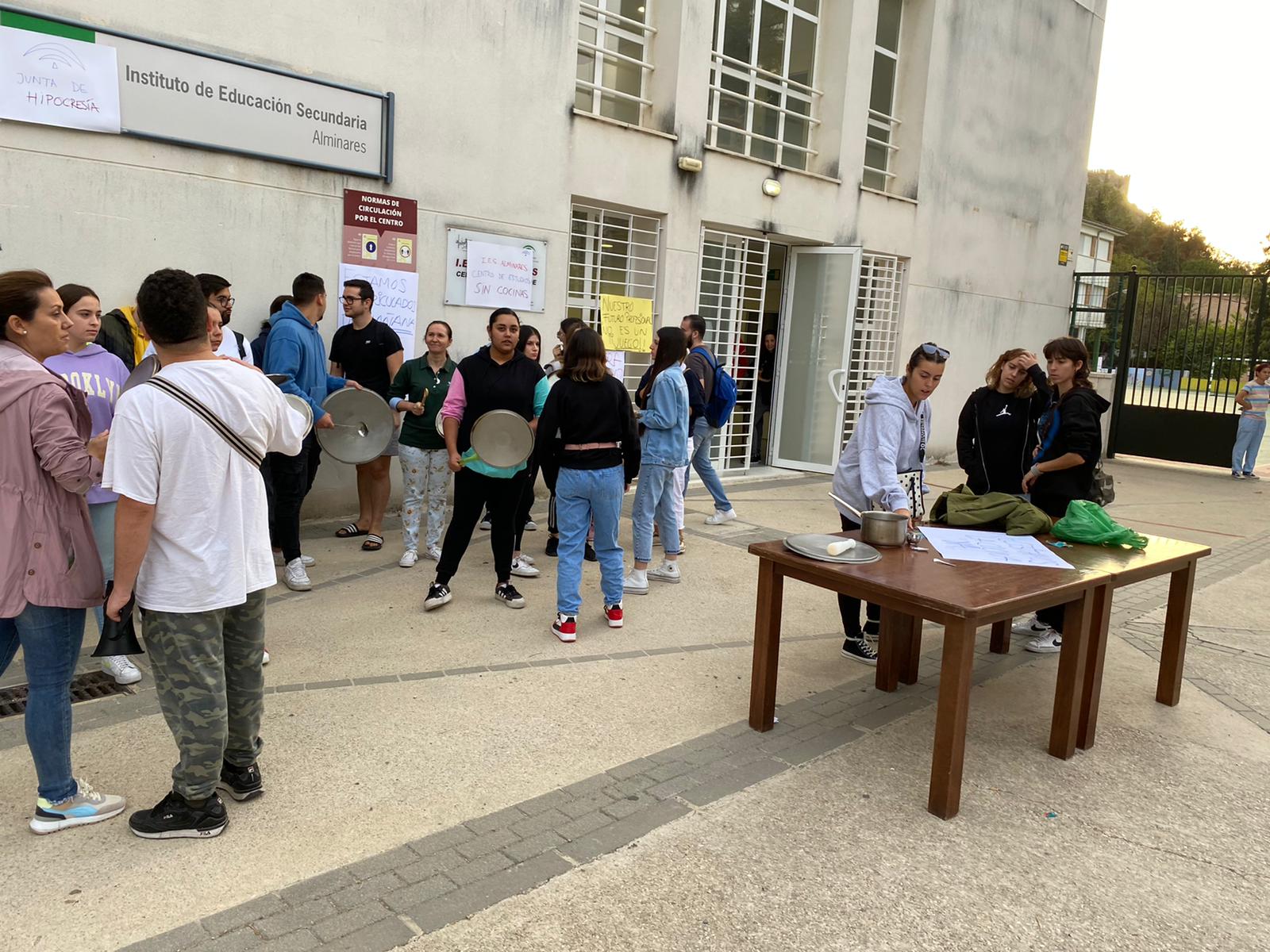 El alumnado ha paralizado las clases para reclamar la implantación de la nueva cocina.