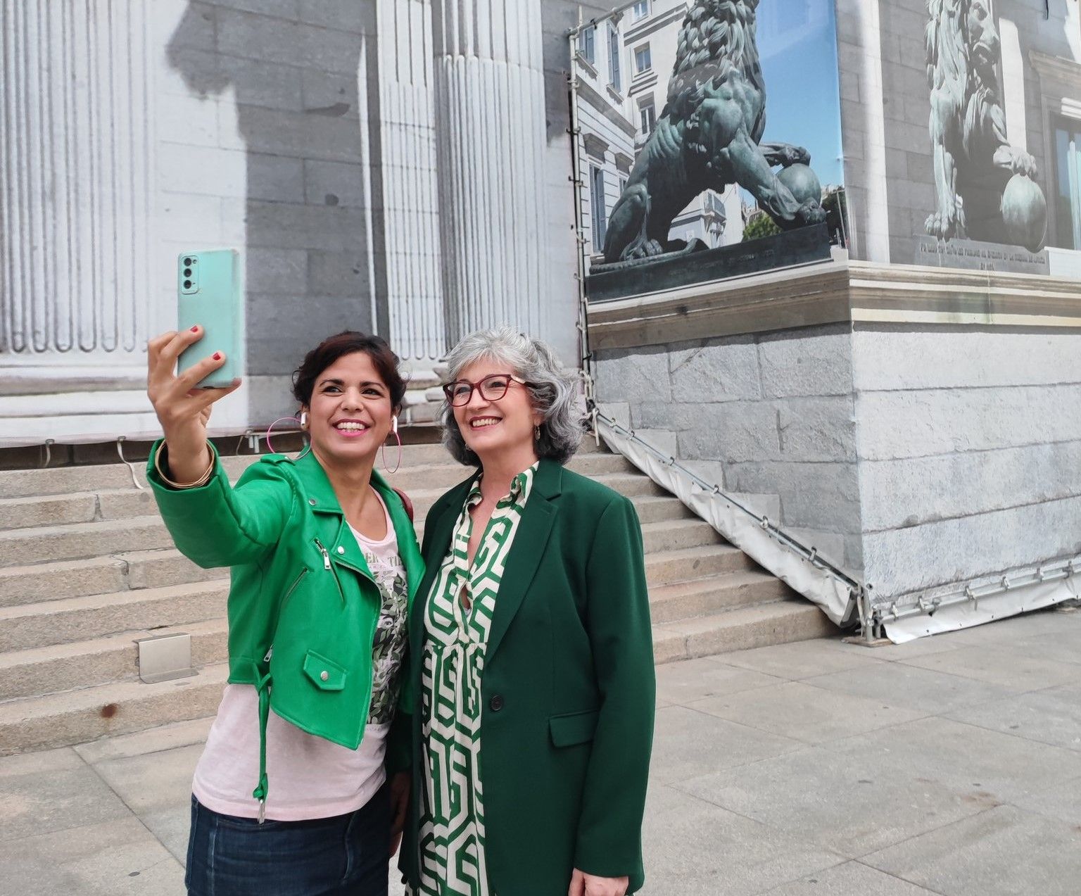 Teresa Rodríguez y Pilar González en el Congreso.