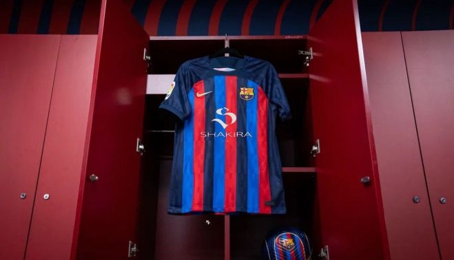 Un montaje de la camiseta que podría lucir Piqué.