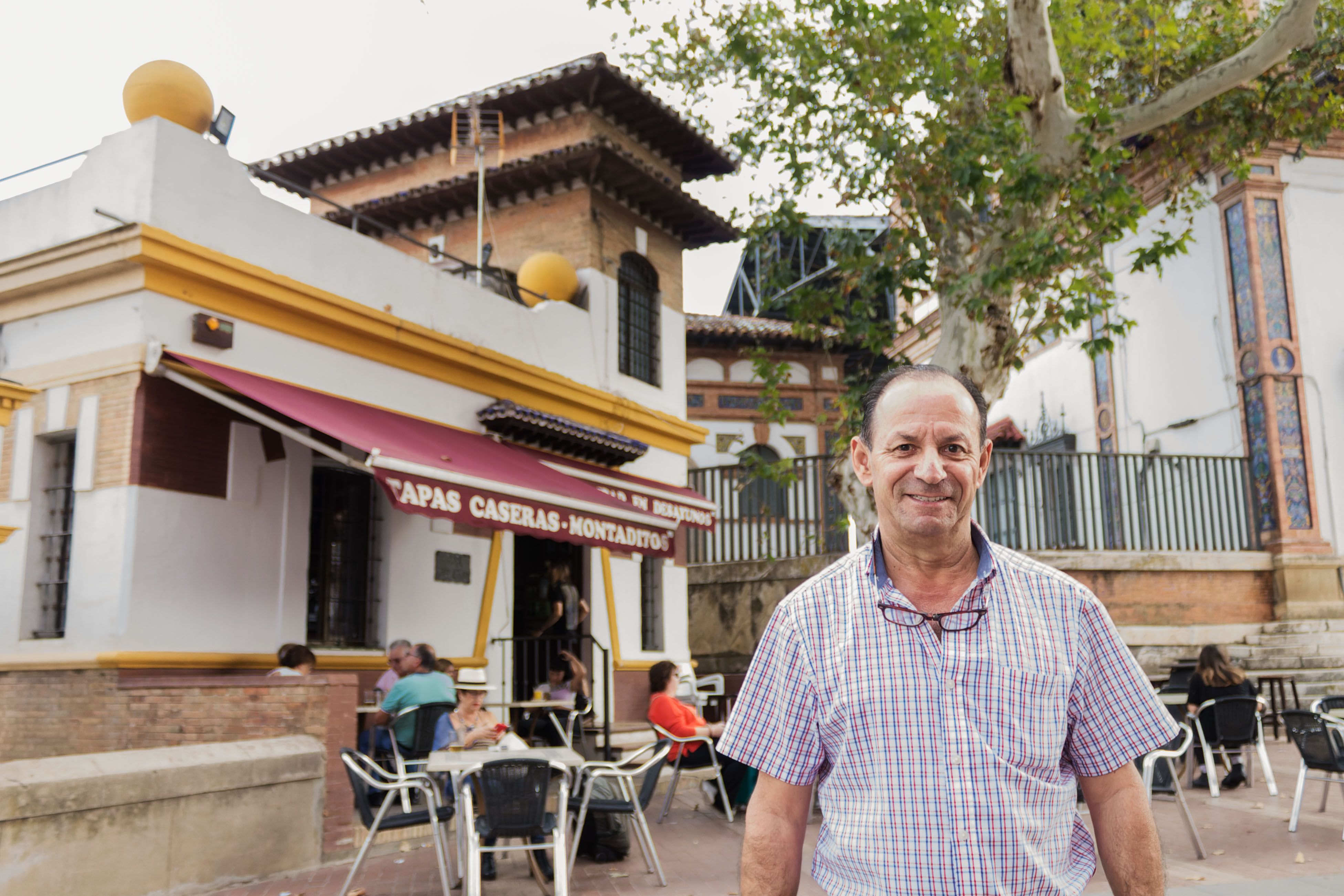 Fernando, proprietario del bar, ante el establecimiento.