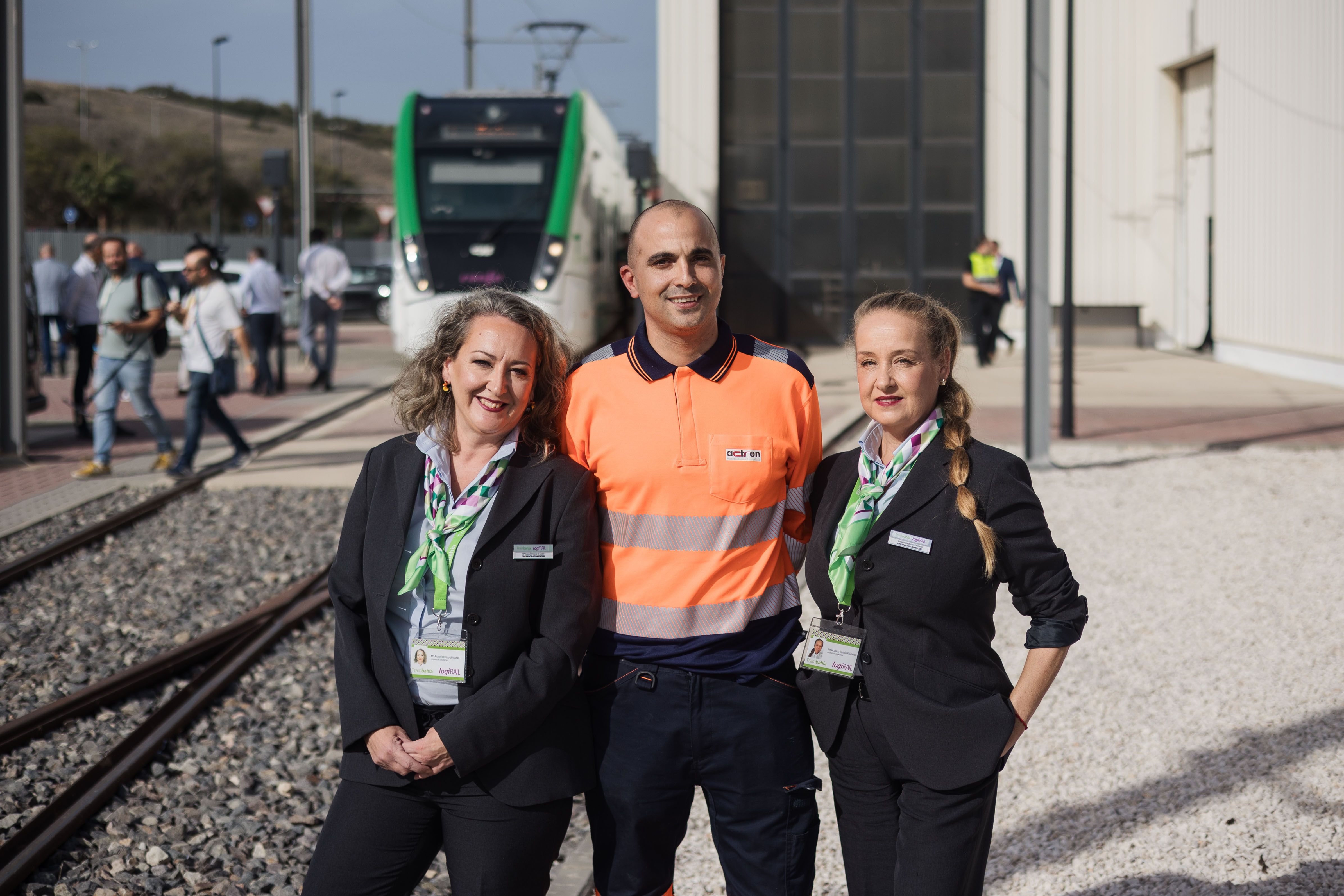 Inmaculada, José Antonio y Araceli, tres de los currantes del Trambahía, en su primera jornada oficial en la estación de Pelagatos, Chiclana. Inmaculada, José Antonio y Araceli, tres de los currantes del Trambahía, en su primera jornada oficial en la estación de Pelagatos, Chiclana.