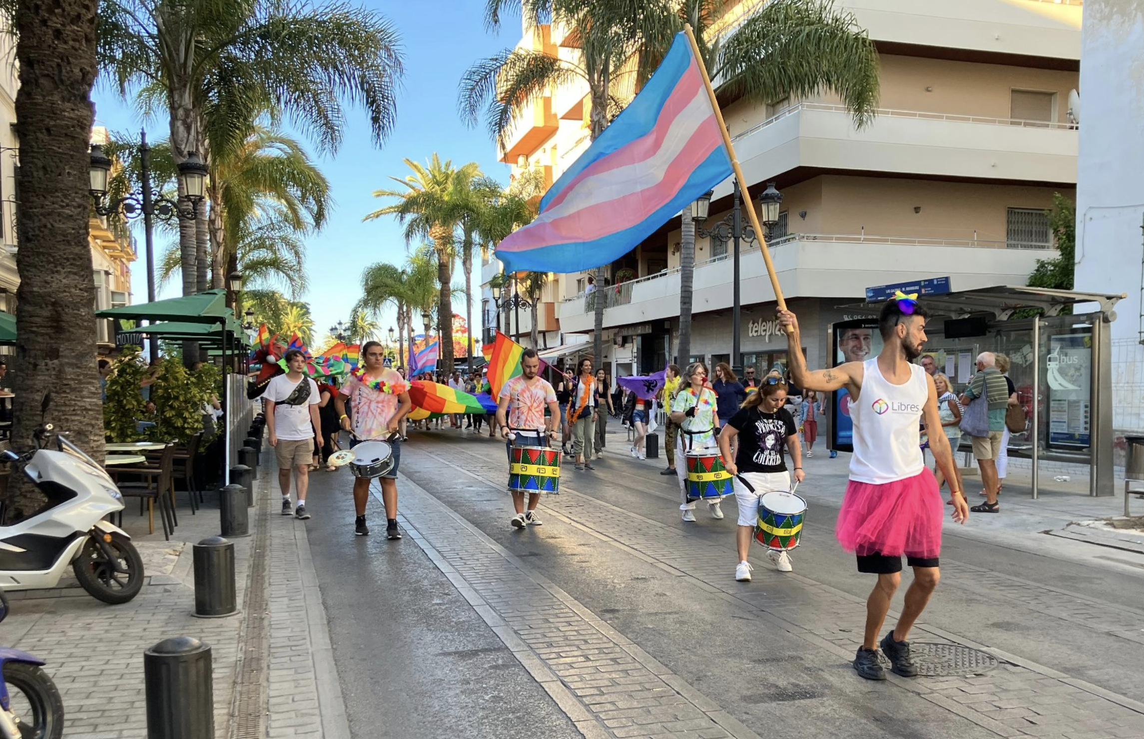 Una manifestación con banderas trans de Libres LGTBI en El Puerto hace unos meses para condenar agresiones tránsfobas y reivindicar la diversidad.