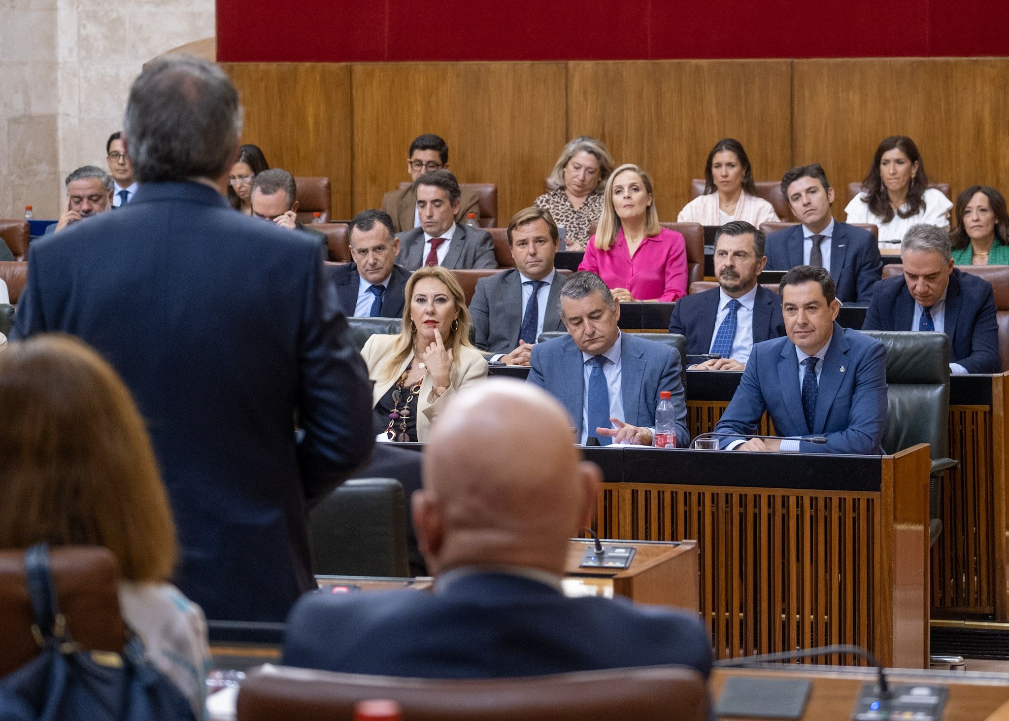 Moreno mientras escucha a Espadas pedirle datos sobre los fondos europeos.