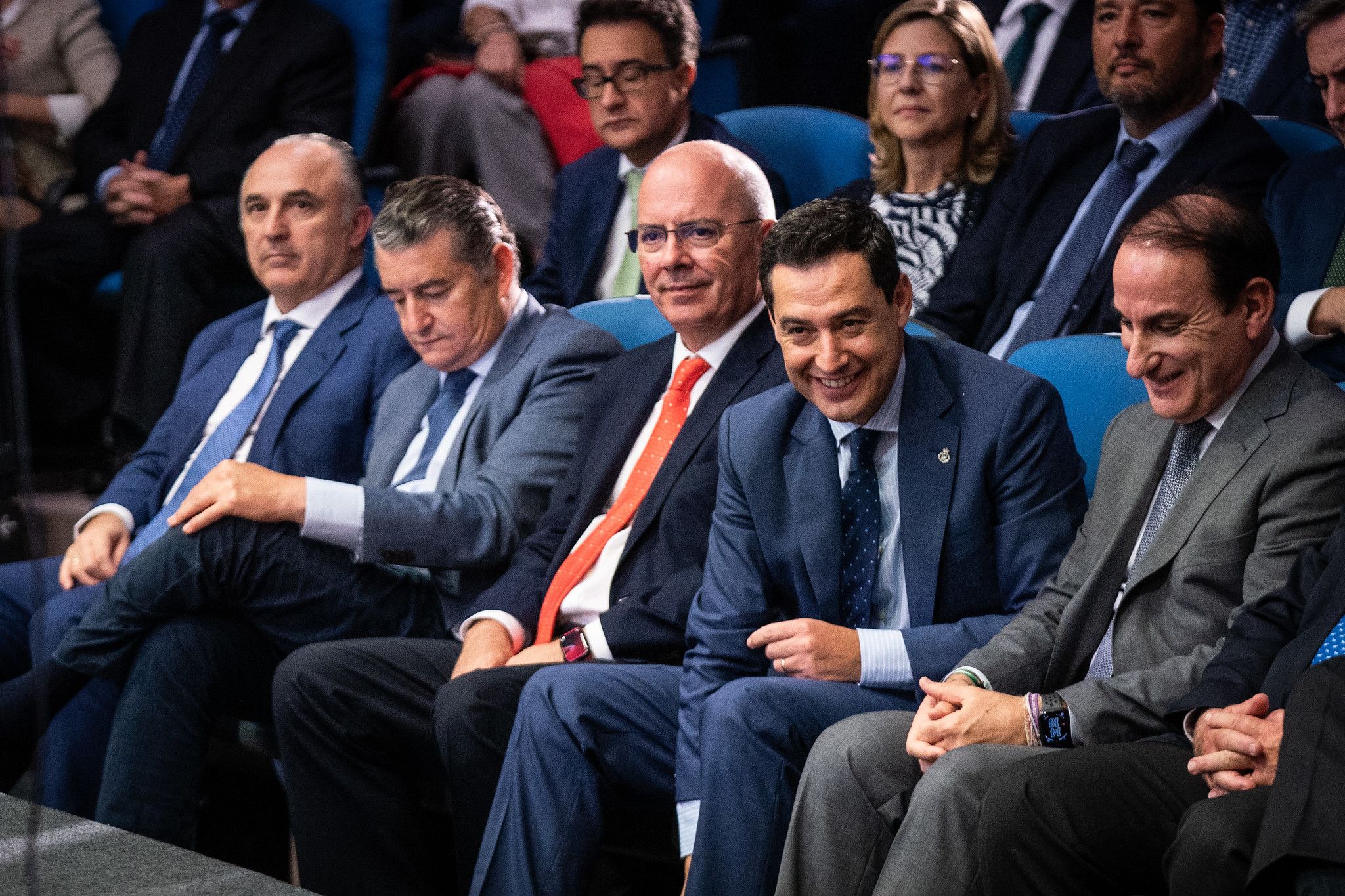 Juanma Moreno, en el centro de la imagen, este pasado jueves, en el acto de la Confederación de Empresarios organizado por el Día de la Empresa en Andalucía.