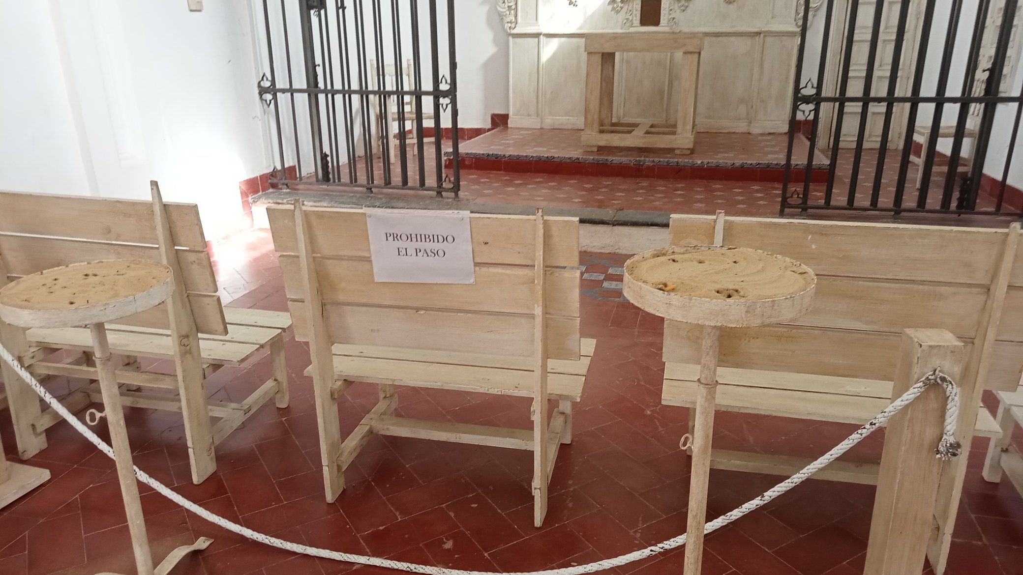 La Capilla de los Caminantes actualmente; un cordón y un aviso de no acceder al presbiterio donde se ve el retablo de Ovando pintado de blanco. 
