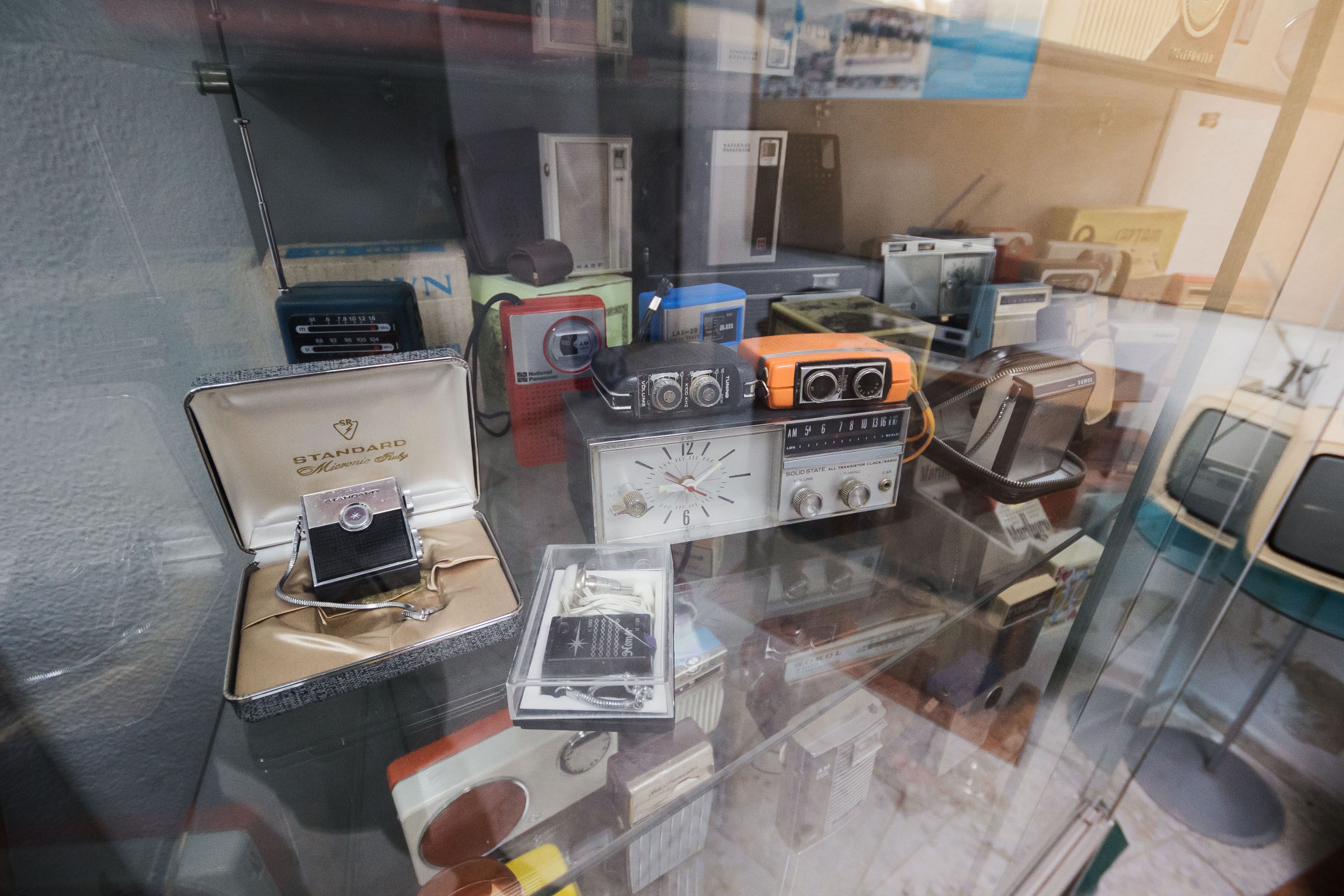 Radios antiguas en un mostrador.