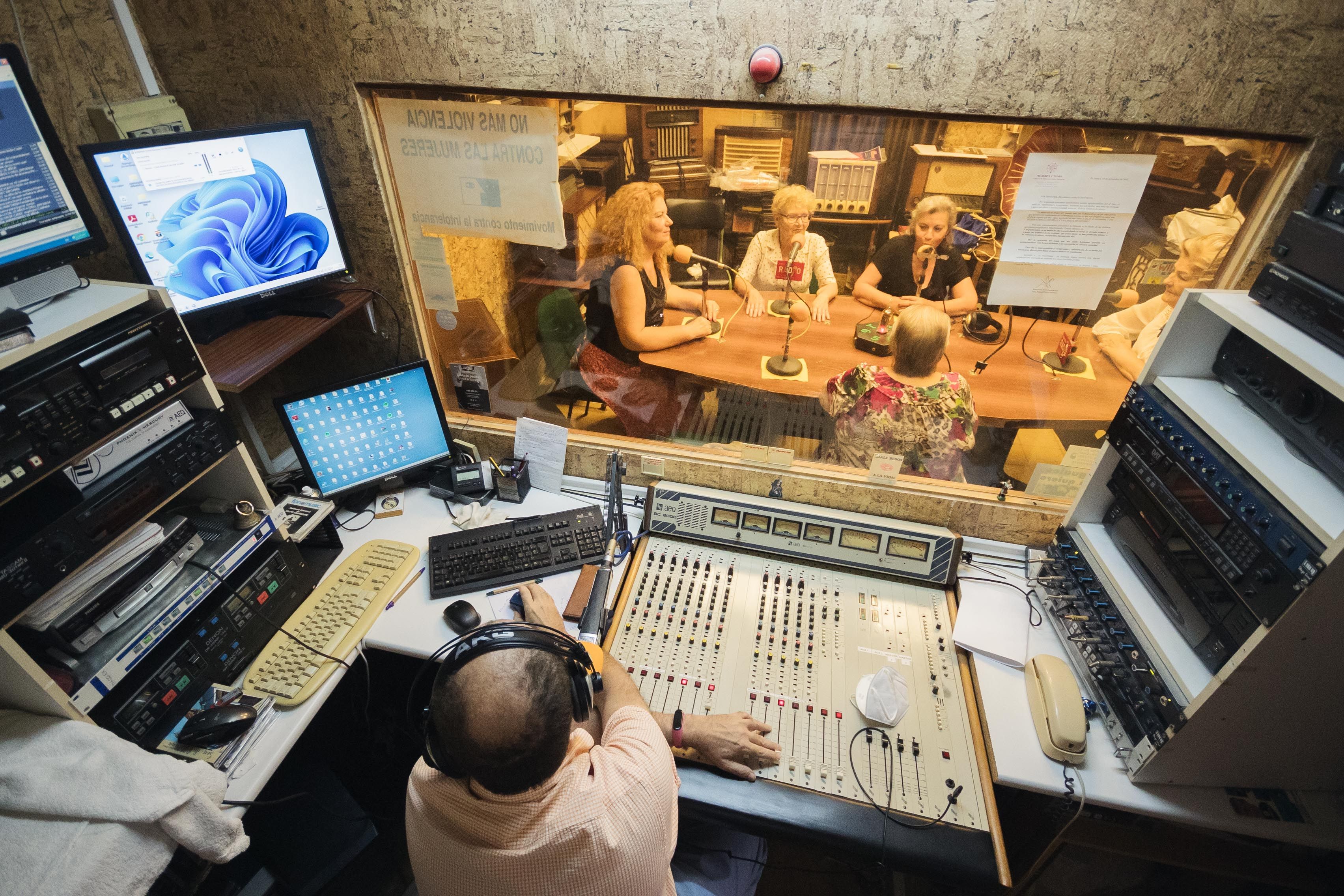 Alfonso Saborido a los mandos del programa 'Tarde de mujeres' de Frontera Radio. Alfonso Saborido a los mandos del programa 'Tarde de mujeres' de Frontera Radio.