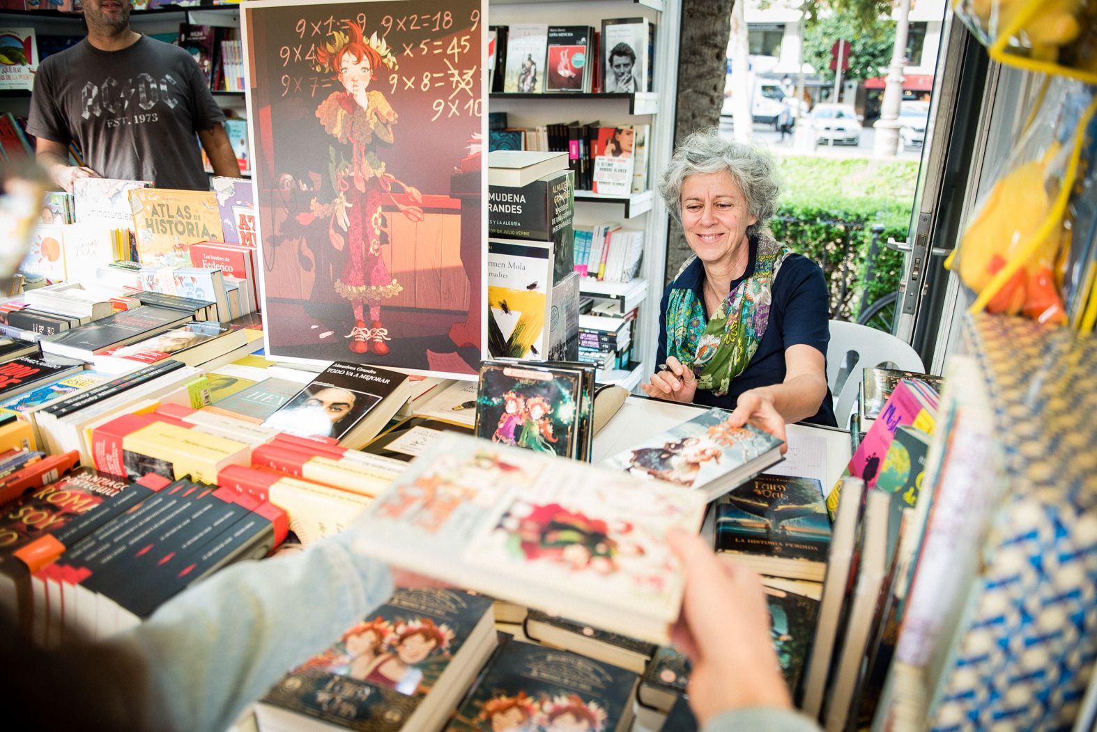 La escritora italiana durante la firma de libros en la plaza Nueva en Sevilla.