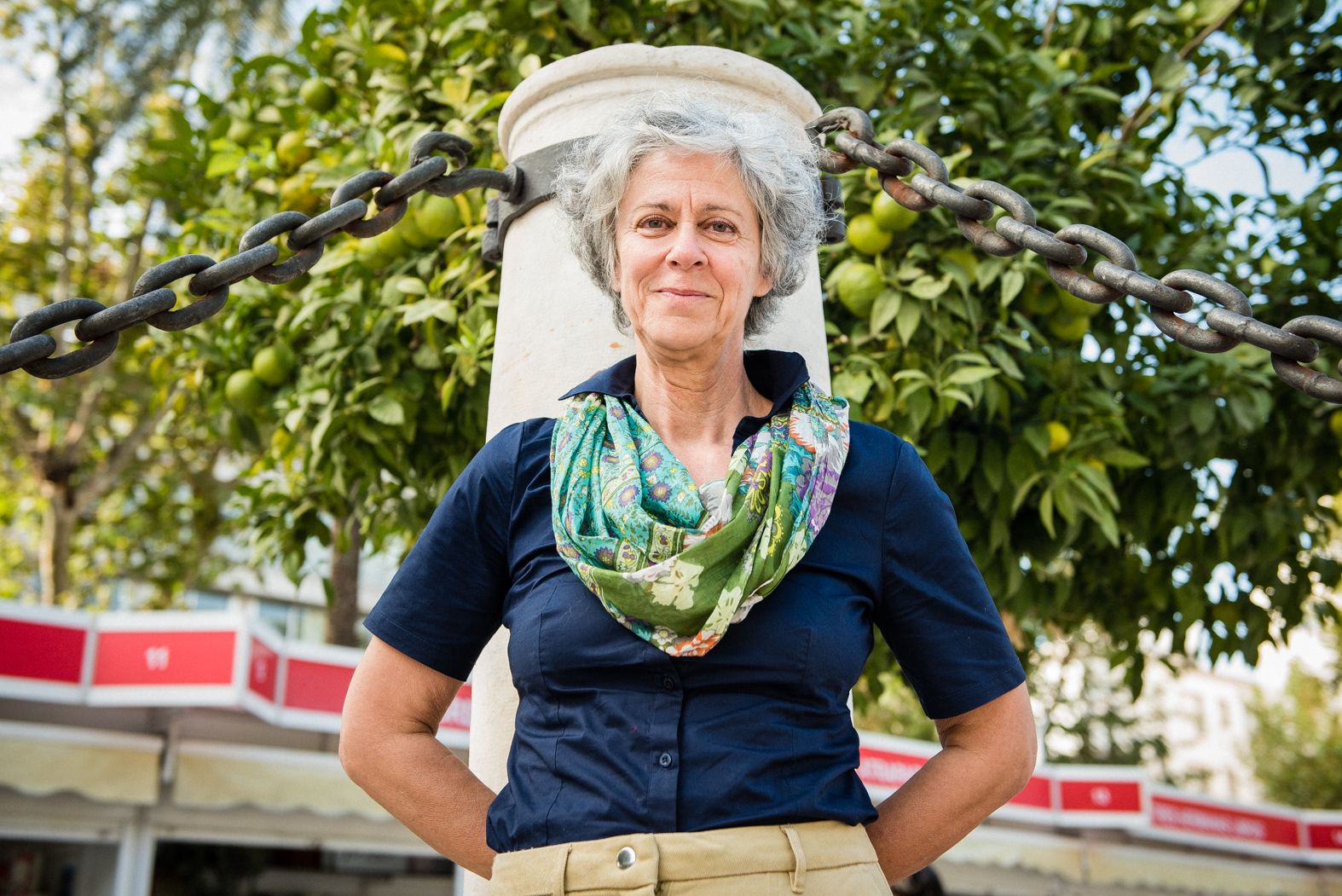 Elisabetta posa en una de las columnas de la plaza Nueva.