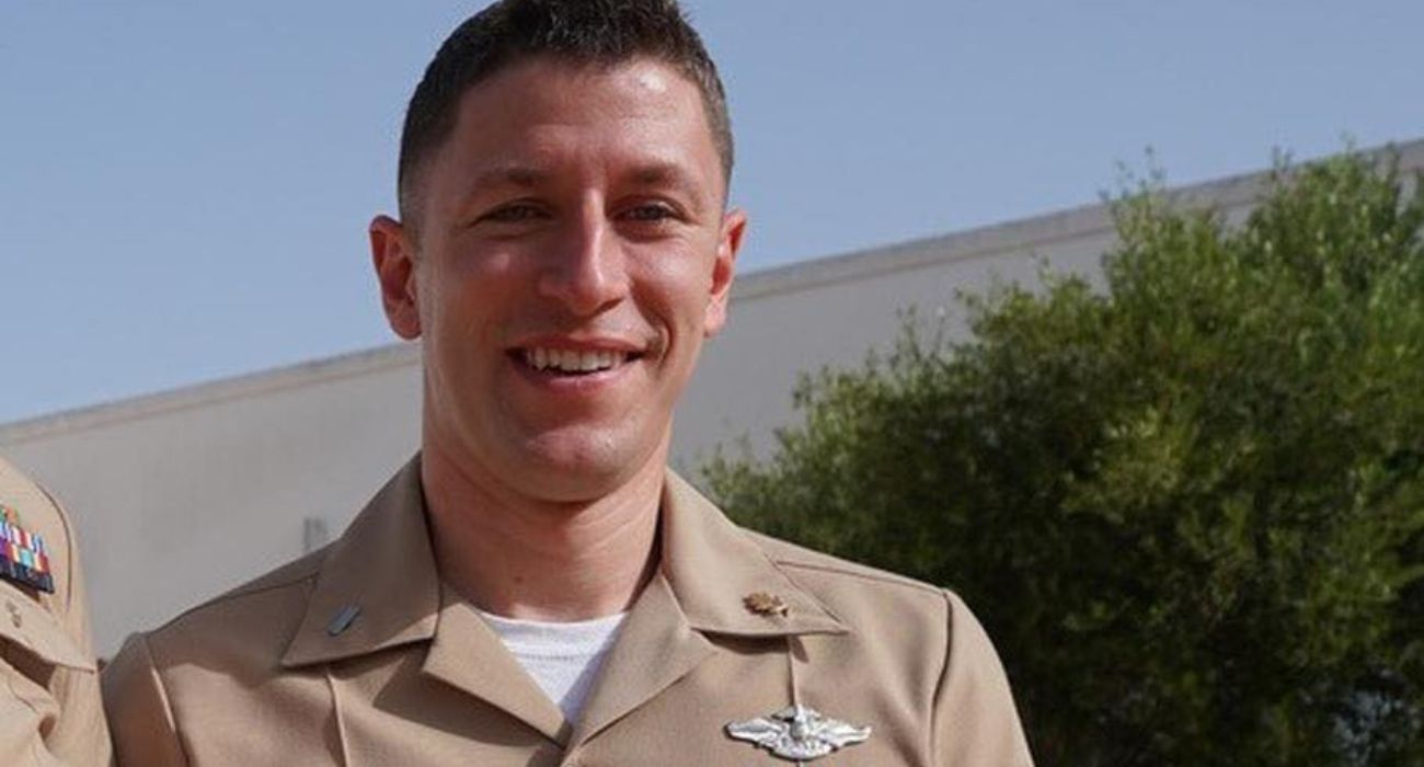 El teniente de la Marina de los Estados Unidos, Eric Adam Caldwell. El teniente de la Marina de los Estados Unidos, Eric Adam Caldwell.