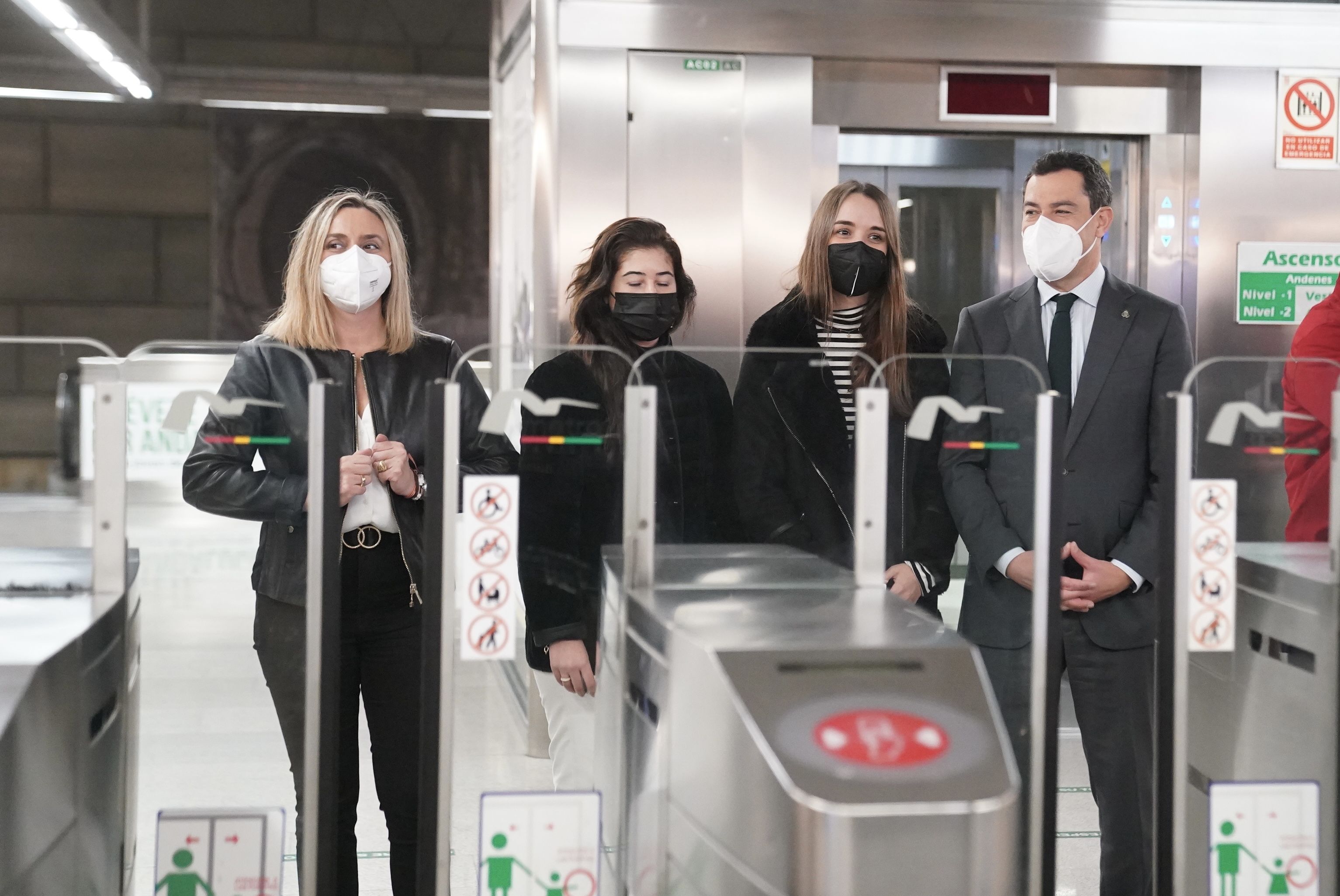 Marifrán Carazo, consejera de Fomento, y Juanma Moreno, presidente de la Junta de Andalucía, en una estación de metro.