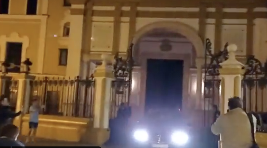 Salida del coche fúnebre con los restos de Queipo de Llano y Bohórquez Vecina, anoche en la basílica de la Macarena en Sevilla. Salida del coche fúnebre con los restos de Queipo de Llano y Bohórquez Vecina, anoche en la basílica de la Macarena en Sevilla.
