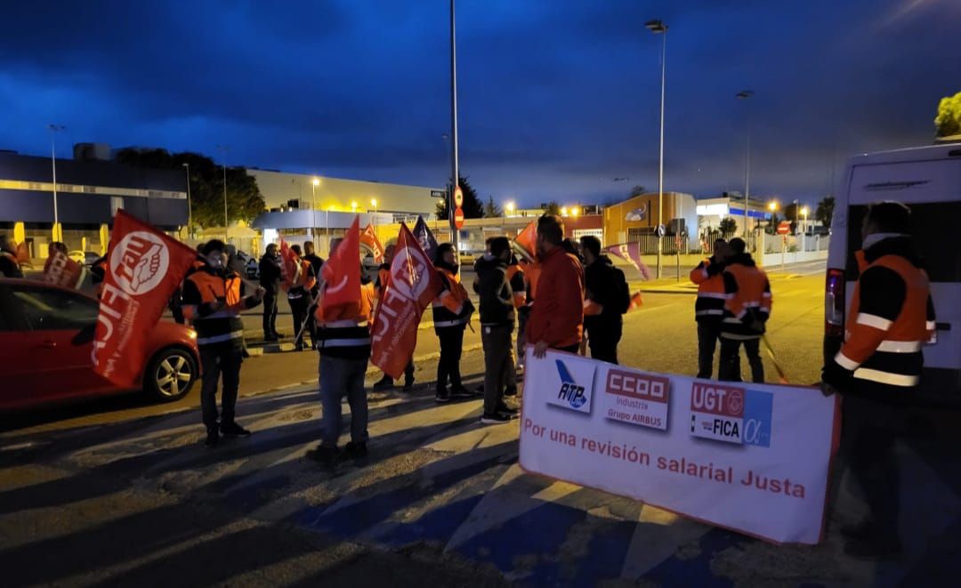 Según Antonio Montoro, de UGT FICA hoy 3 de noviembre "a las 6.45 horas, todo está dentro de la normalidad y sin incidentes. El seguimiento es del 90% en Airbus CBC y el 80% en Puerto Real"