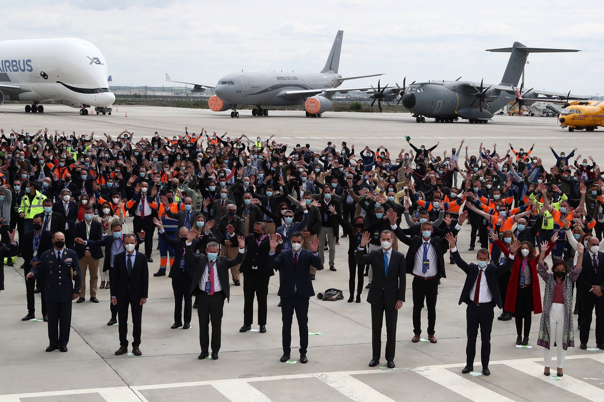 Foto de familia del presidente del Gobierno, Pedro Sánchez, el ministro de Ciencia e Innovación, Pedro Duque, el rey Felipe VI, y directivos y trabajadores de Airbus. Foto: Pool Moncloa/Fernando Calvo. Sede de Airbus, Getafe (Madrid) 15.4.20 Foto de familia del presidente del Gobierno, Pedro Sánchez, el ministro de Ciencia e Innovación, Pedro Duque, el rey Felipe VI, y directivos y trabajadores de Airbus. Foto: Pool Moncloa/Fernando Calvo. Sede de Airbus, Getafe (Madrid) 15.4.20
