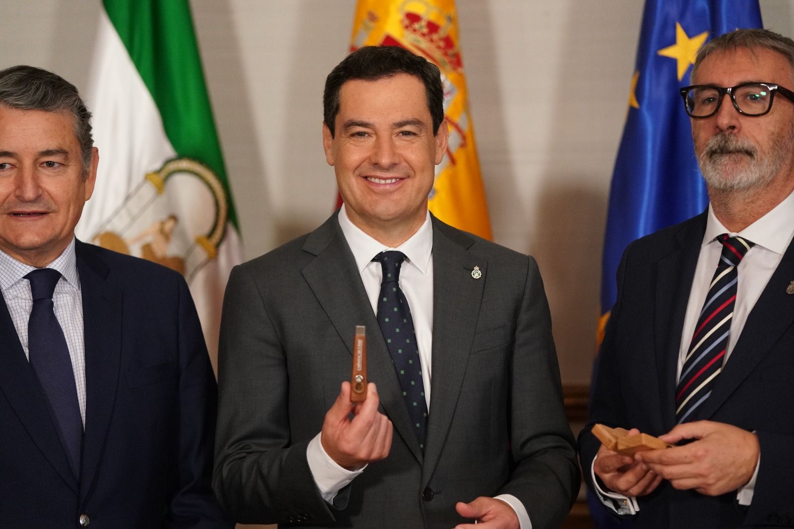 El presidente de la Junta de Andalucía, Juanma Moreno, en la presentación del Carnaval de Cádiz como Patrimonio de la Humanidad. El presidente de la Junta de Andalucía, Juanma Moreno, en la presentación del Carnaval de Cádiz como Patrimonio de la Humanidad.