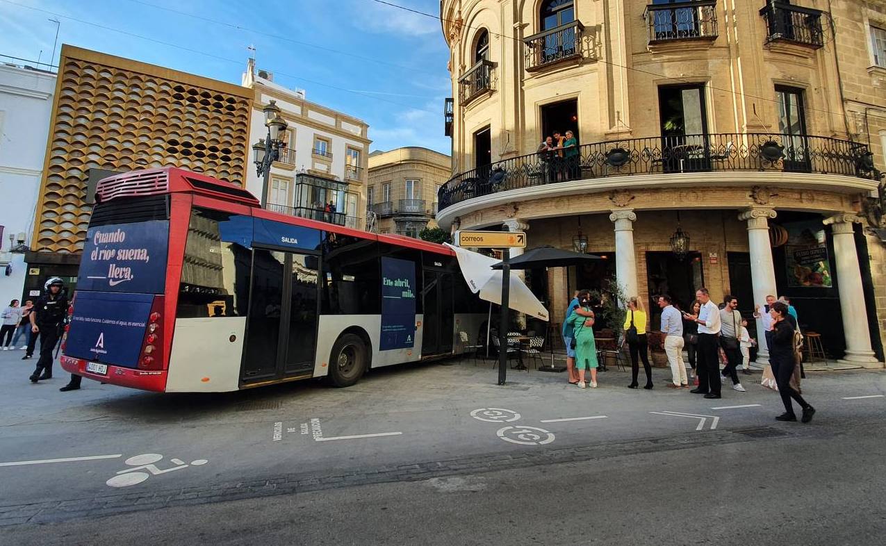 Un autobús, empotrado en el Gallo Azul. Un autobús, empotrado en el Gallo Azul.