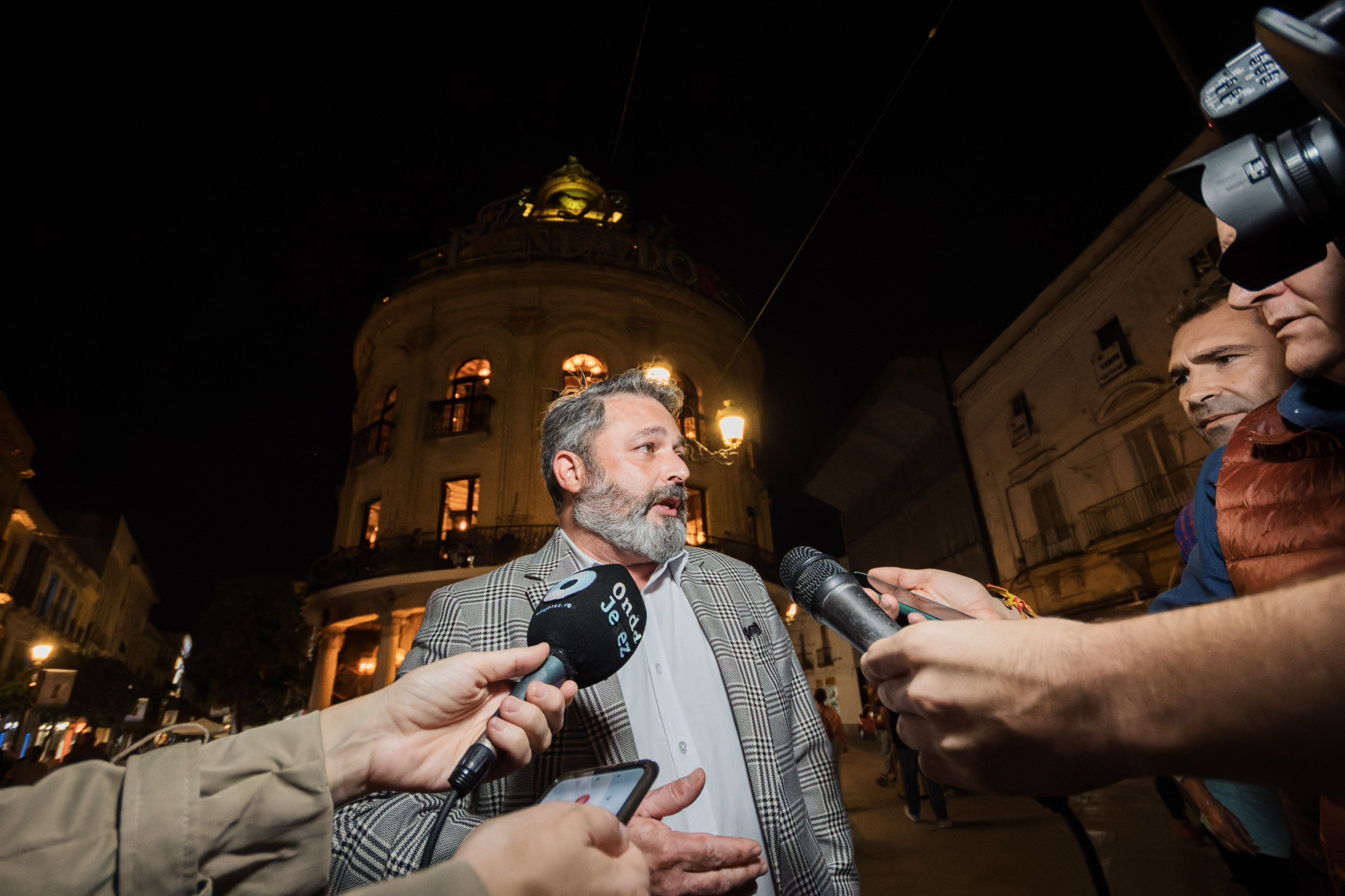 El delegado de Movilidad, Rubén Pérez, compareciendo ante los medios de comunicación en el lugar del siniestro.      CANDELA NÚÑEZ
