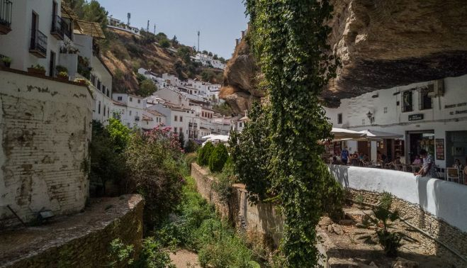 Setenil de las Bodegas, un pueblo entre rocas.