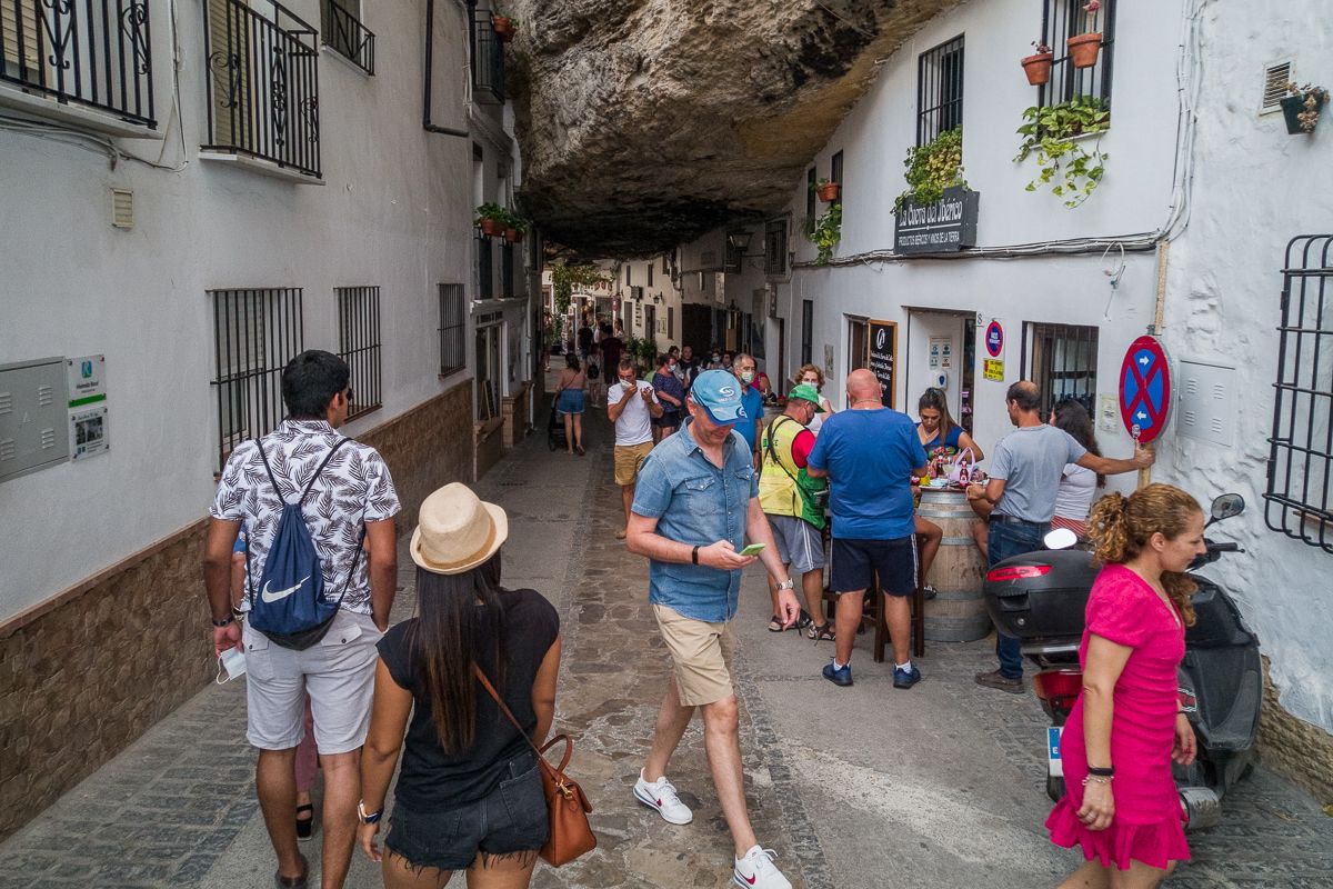 Una de las calles más simbólicas de Setenil de las Bodegas. Una de las calles más simbólicas de Setenil de las Bodegas.