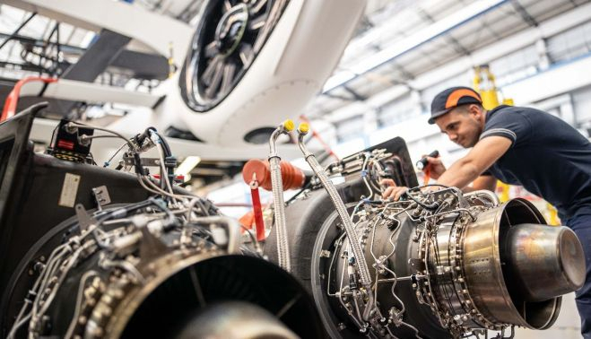 Un técnico de Airbus en la planta de montaje de helicópteros. Adrien DASTE