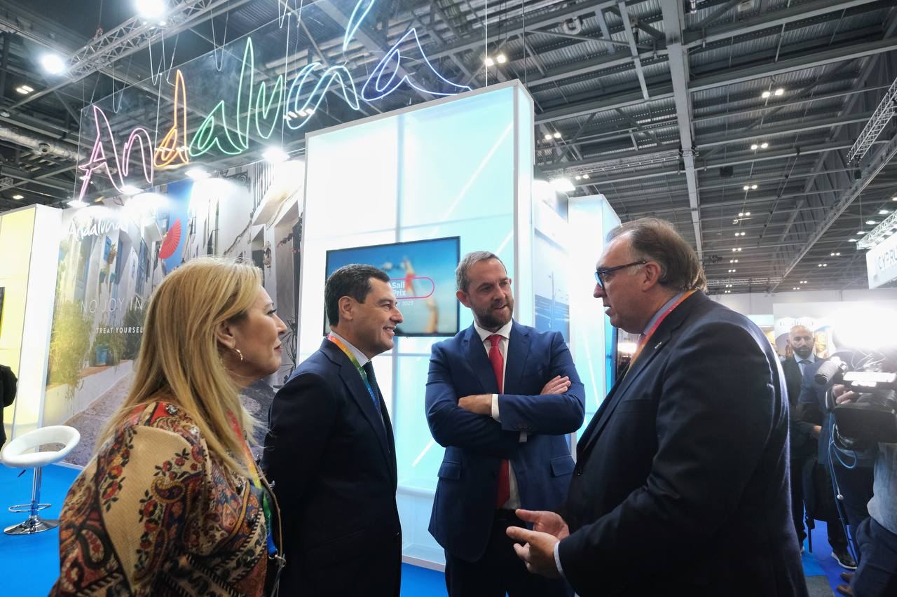Juanma Moreno junto a Arturo Bernal y Carolina España.