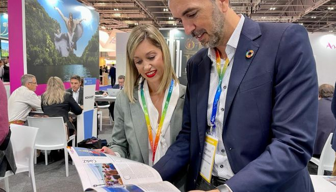 El ex alcalde de Tarifa, Francisco Ruiz Giráldez, y la ex concejala Lucía Trujillo en una edición de Fitur.