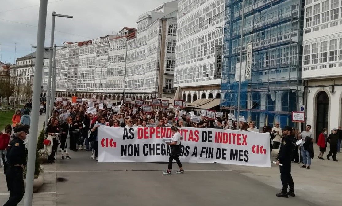 Trabajadoras de Inditex, con una pancarta en la que afirman que no llegan a fin de mes. Trabajadoras de Inditex, con una pancarta en la que afirman que no llegan a fin de mes.