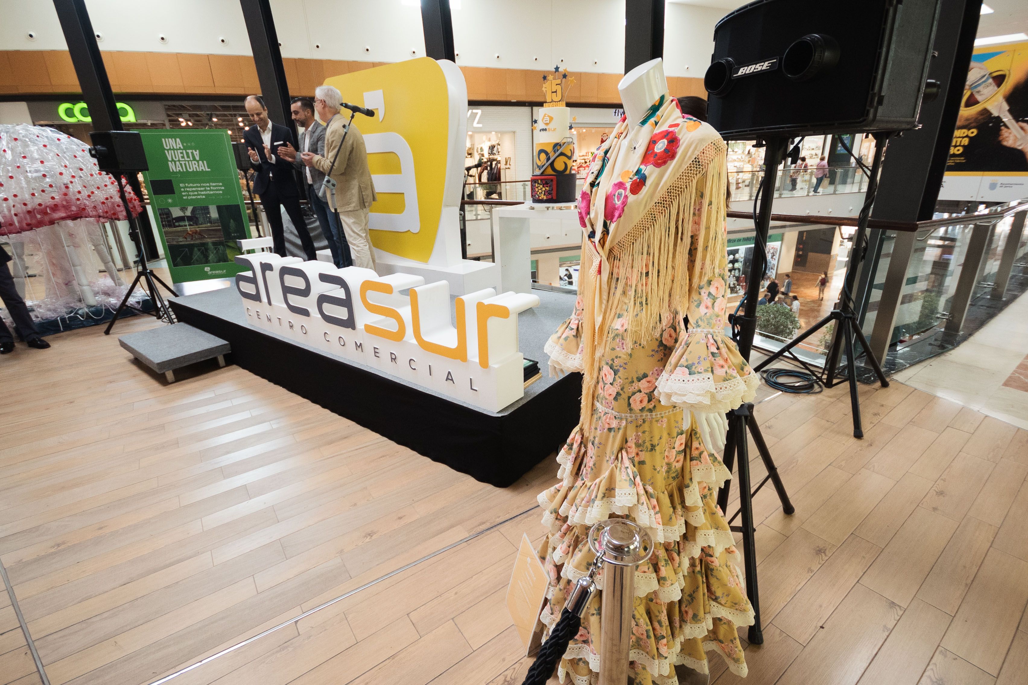 El traje de gitana de Carmen Peralta que se sortea con motivo de la efemérides.     MANU GARCÍA