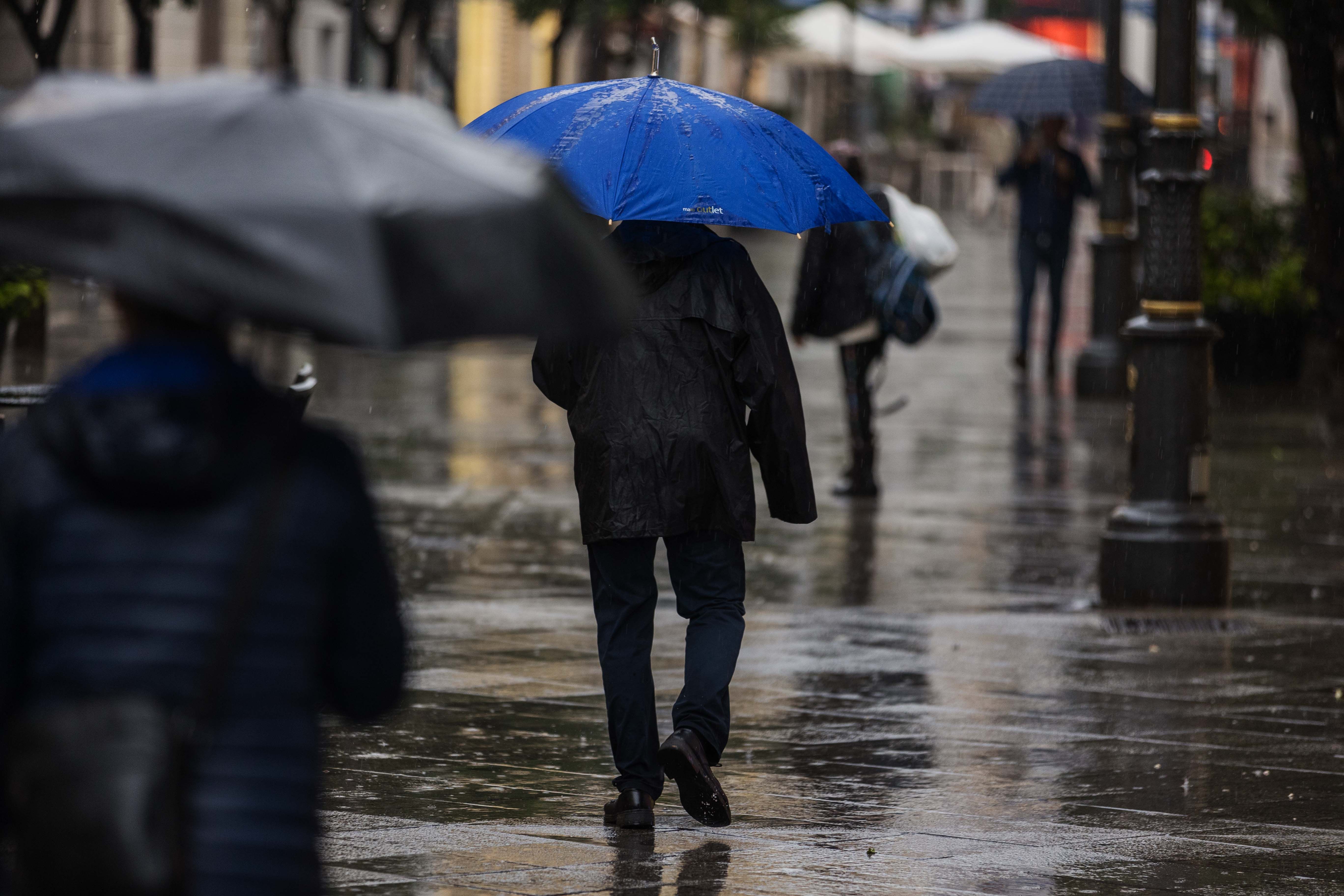 Varias personas pasean por Jerez en uno de los escasos días de lluvia recientes, causa de la falta de agua. Varias personas pasean por Jerez en uno de los escasos días de lluvia recientes, causa de la falta de agua.