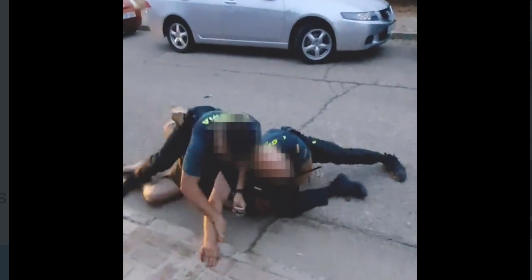 La guardia civil, reduciendo a Carlos, fallecido poco después.
